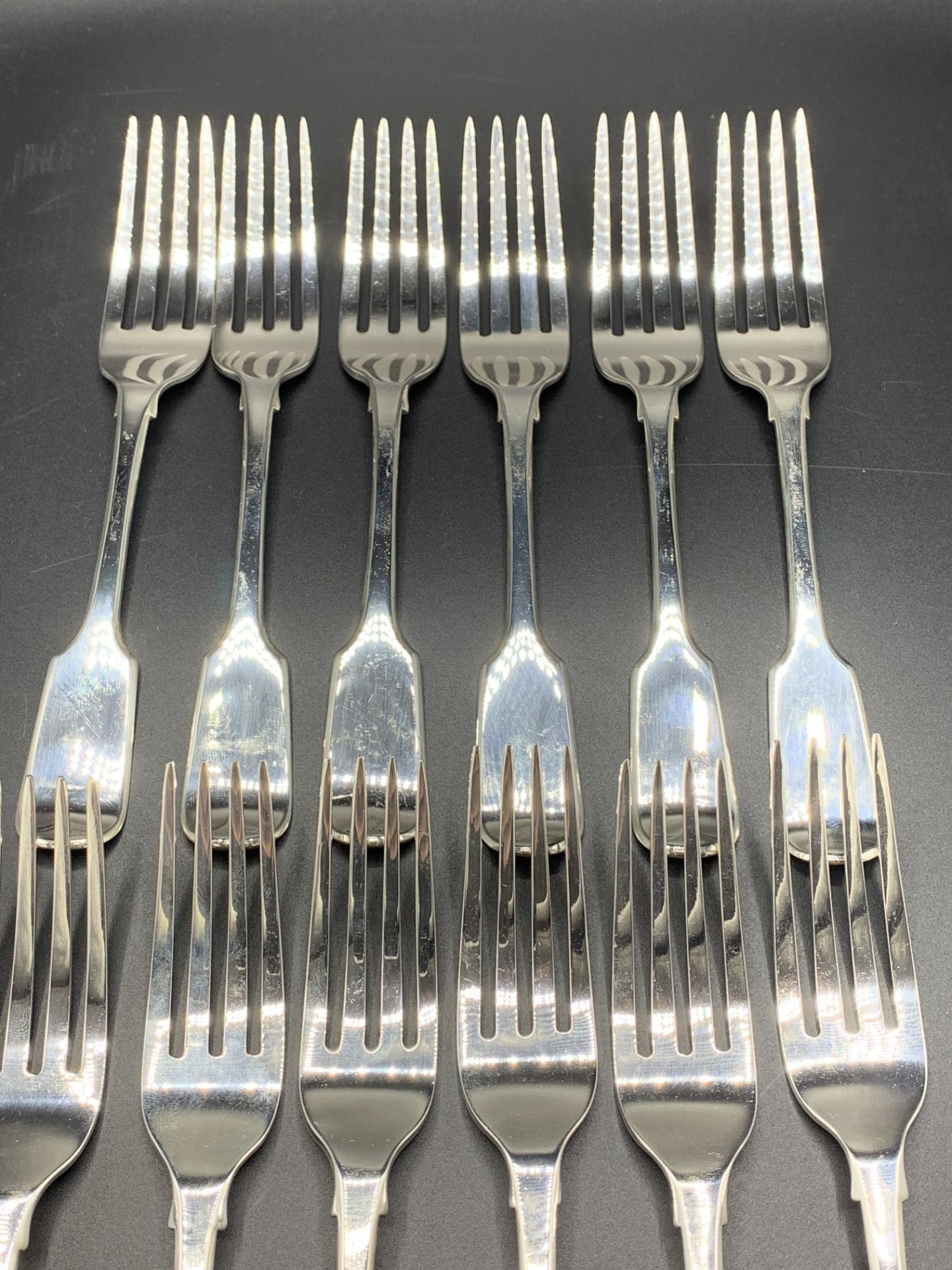 Twelve Victorian silver fiddle pattern dessert forks, London 1842 by Samuel Hayne and Dudley Cater - Bild 2 aus 4