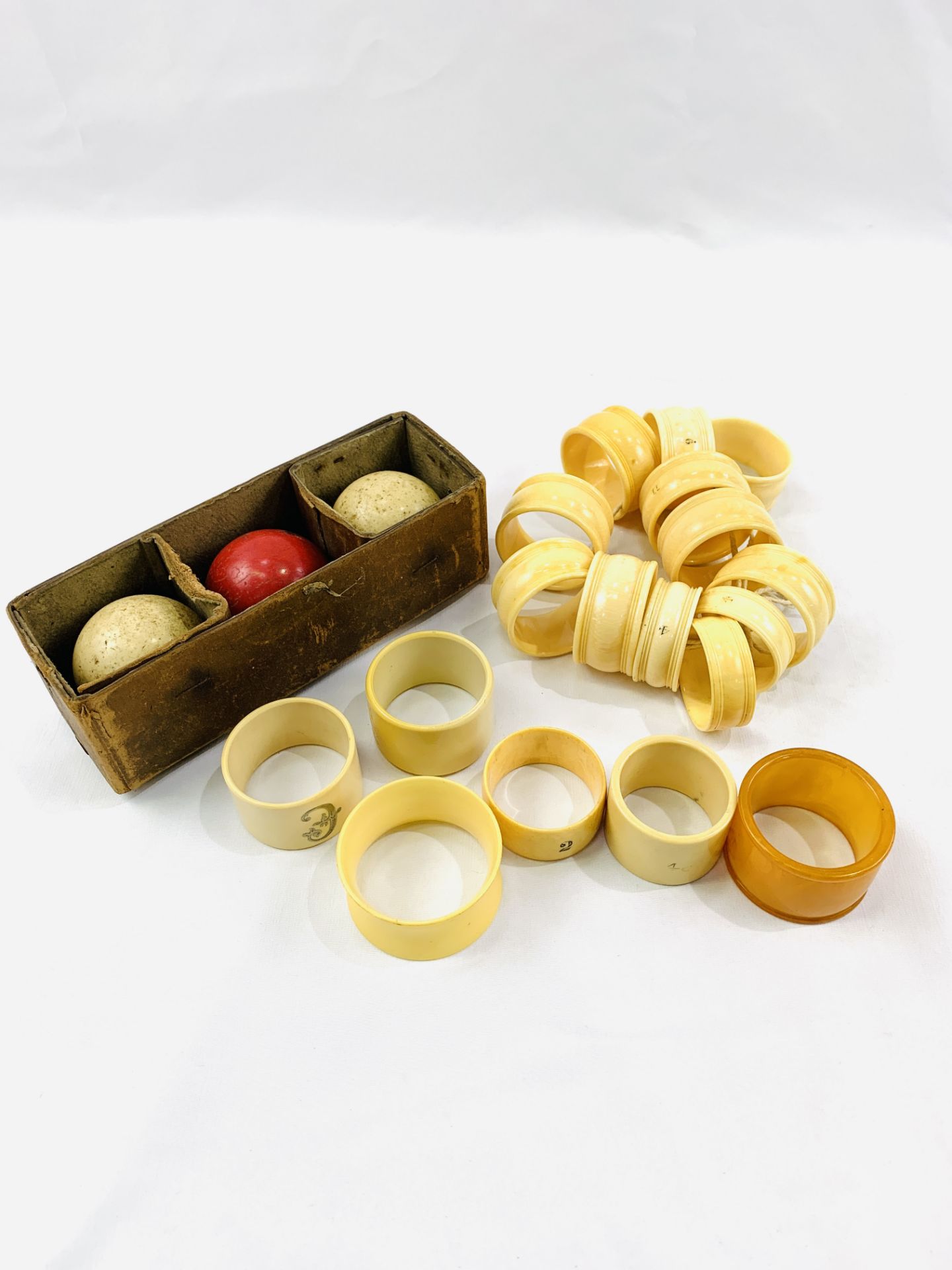 A group of napkin rings and a set of ivory billiard balls. - Bild 2 aus 4