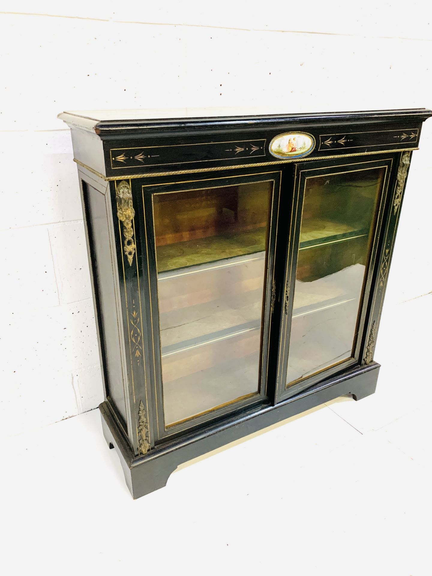 Victorian ebonised display cabinet - Bild 3 aus 7