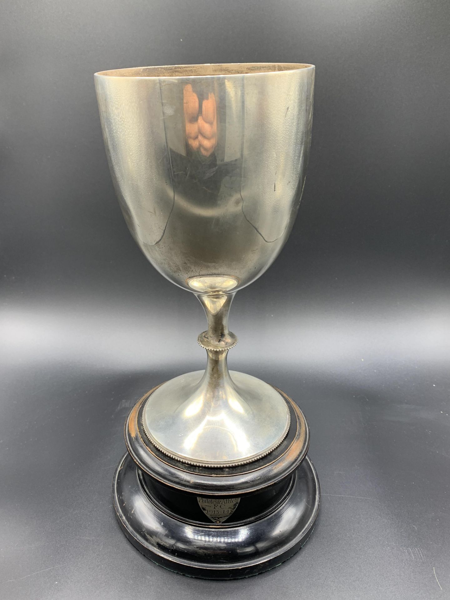 Silver goblet shaped trophy, Sheffield 1910 by Walker & Hall, with black wood stand - Bild 5 aus 5