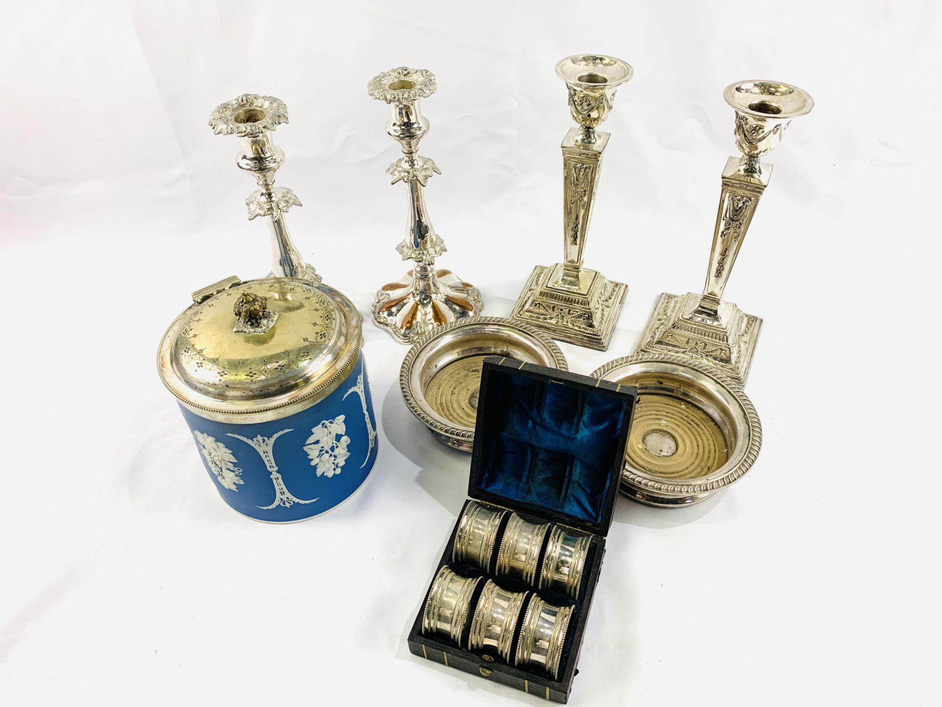 Two pairs of silver plate candlesticks together with other silver plate items - Bild 7 aus 7