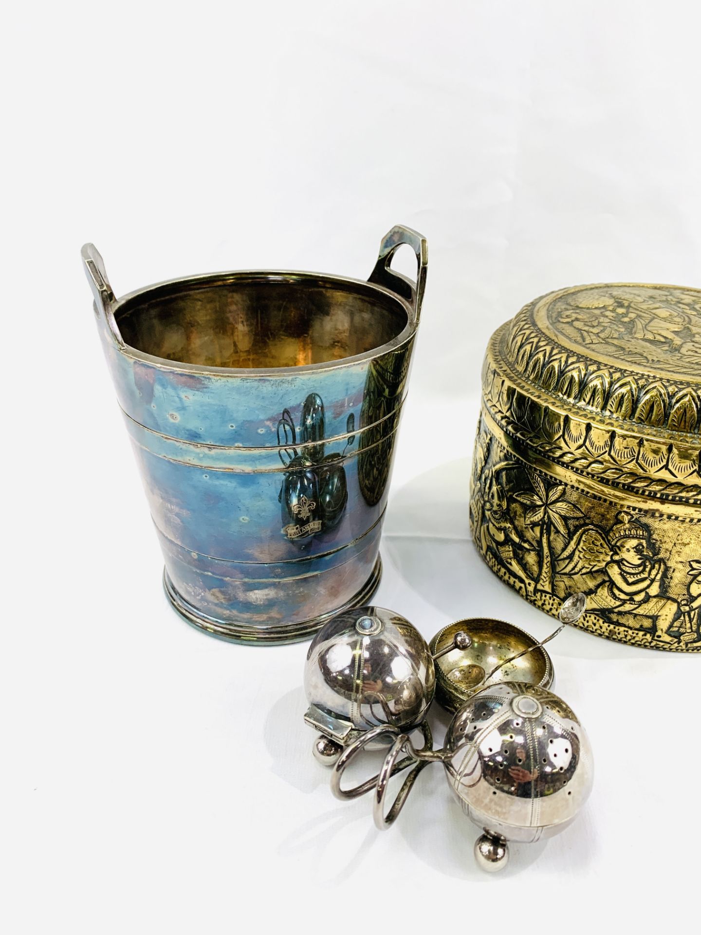 Silver plate wine cooler; cruet set in the shape of a clover leaf by Elkington; and a brass pot - Bild 3 aus 4