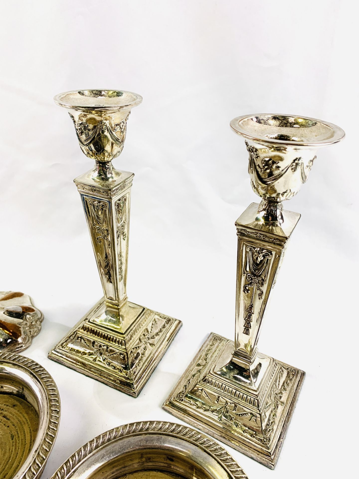 Two pairs of silver plate candlesticks together with other silver plate items - Bild 3 aus 7