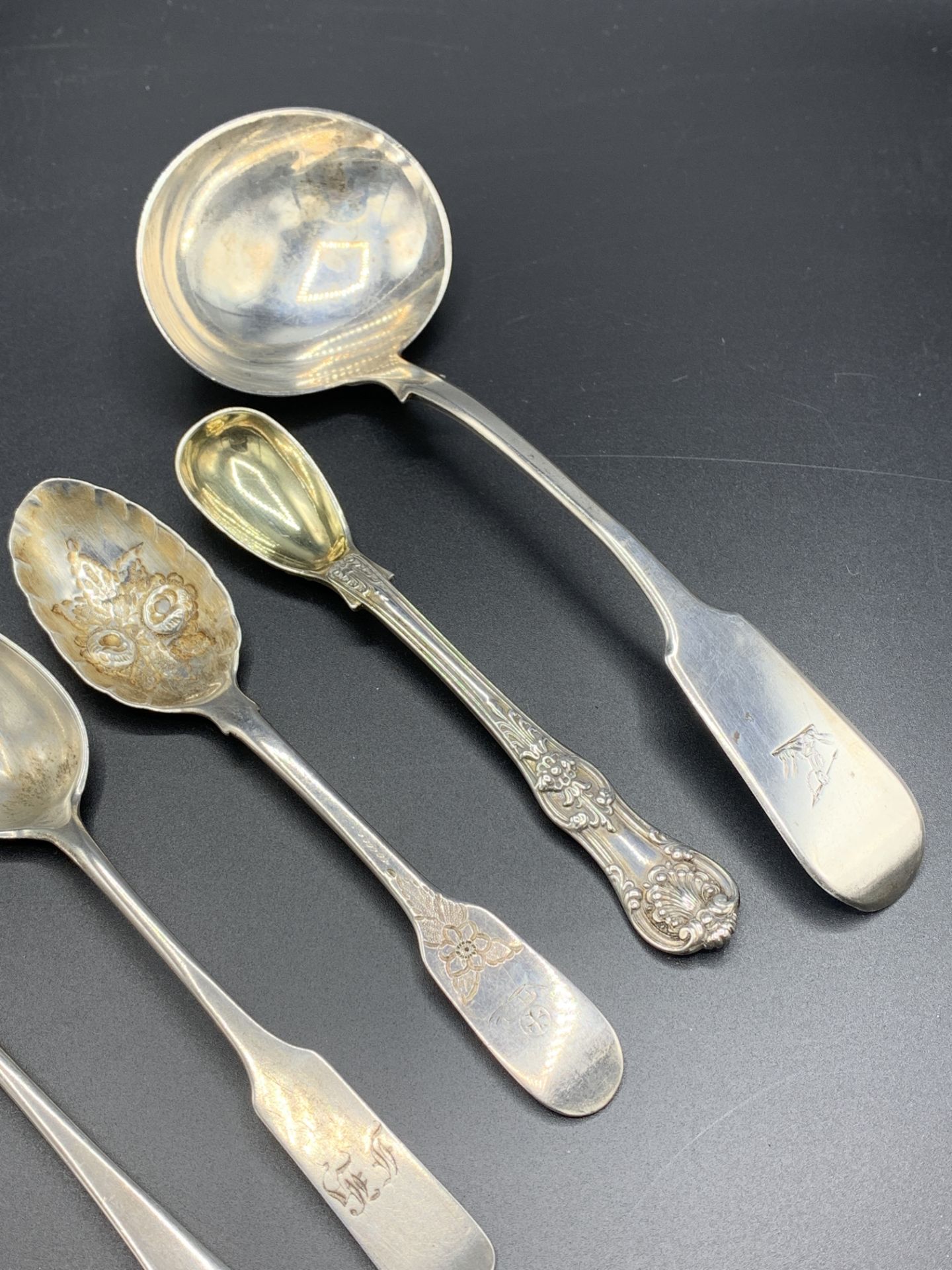 A collection of Victorian and earlier silver cutlery - Bild 3 aus 4
