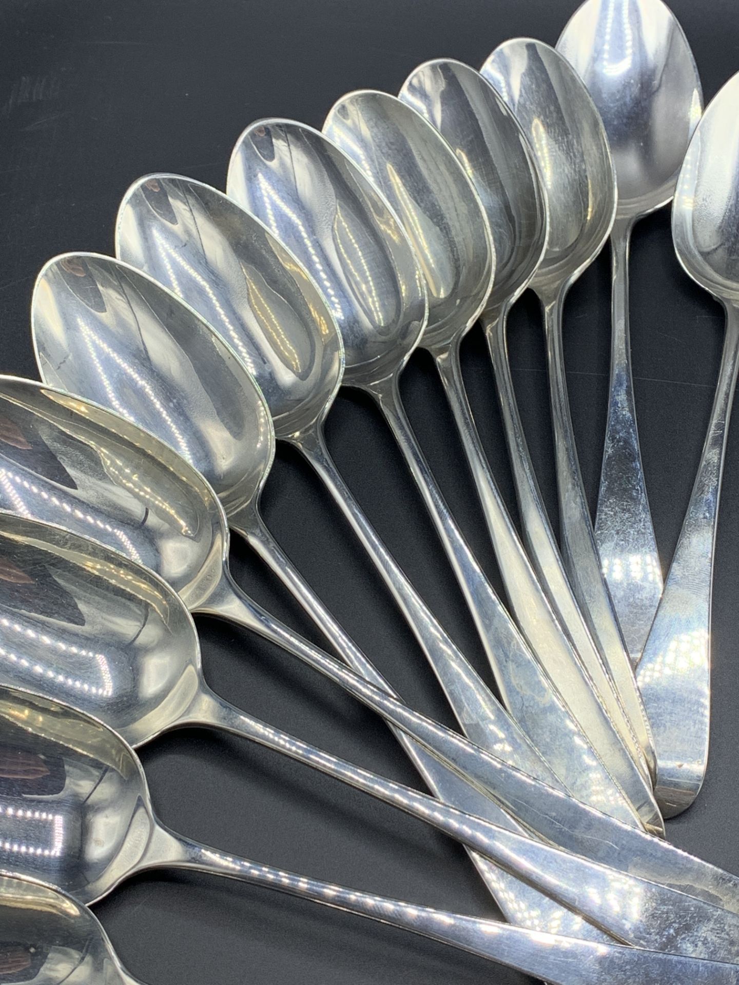 Twelve William IV silver table spoons, London 1830, together with two Georgian tablespoons - Bild 6 aus 8
