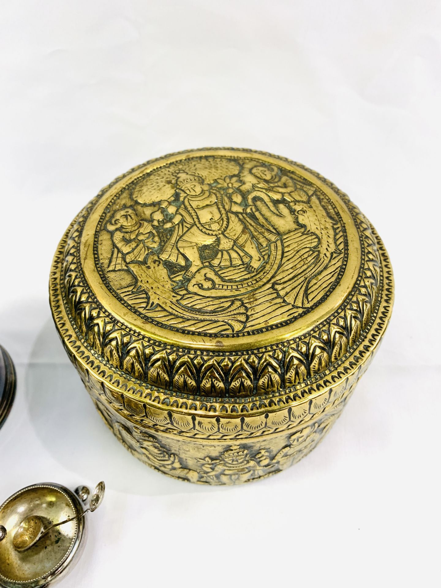 Silver plate wine cooler; cruet set in the shape of a clover leaf by Elkington; and a brass pot - Bild 2 aus 4