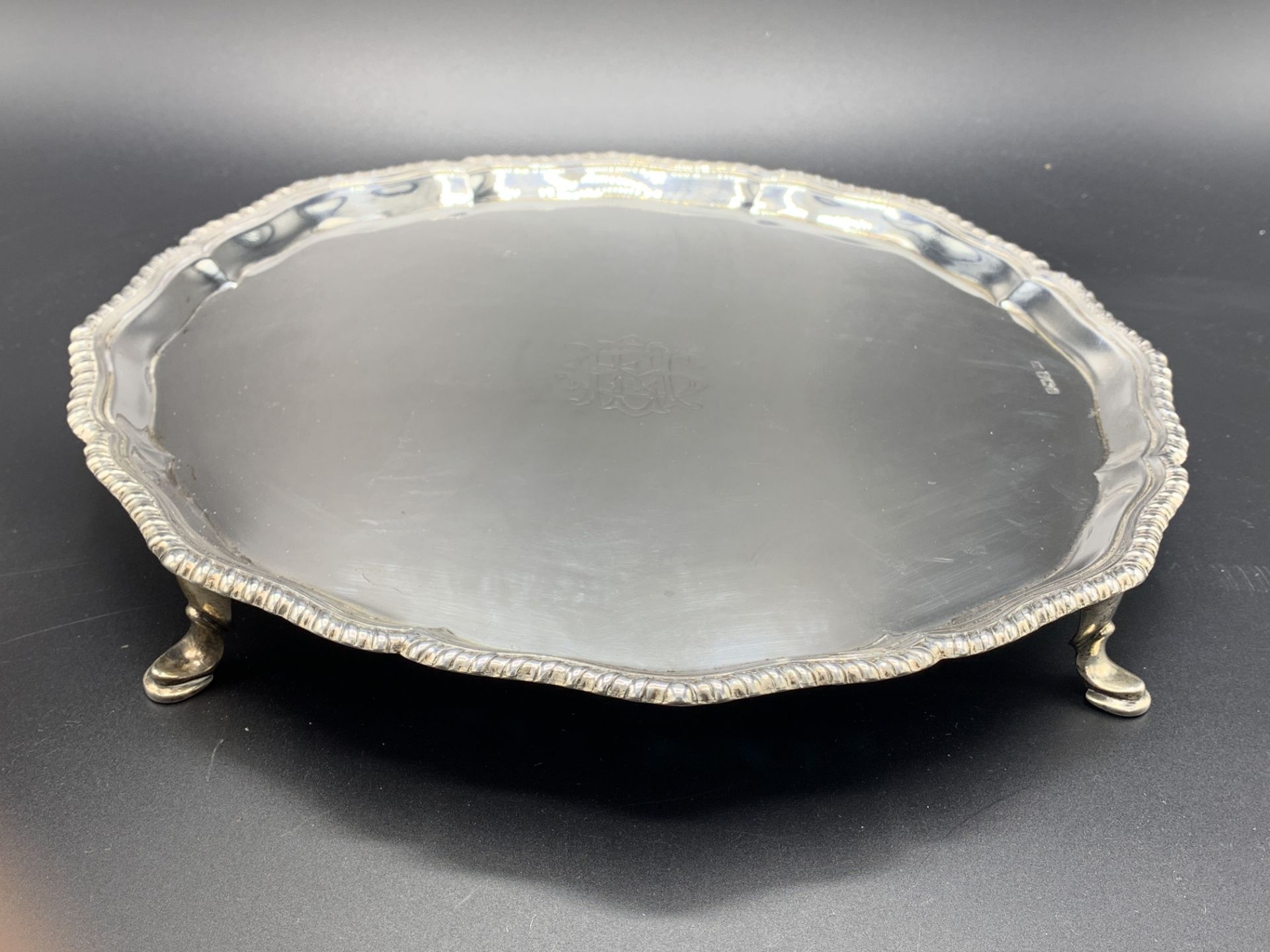 Silver scallop edged four footed salver with engraved initials, Sheffield 1913 by Stevenson & Law - Bild 2 aus 5