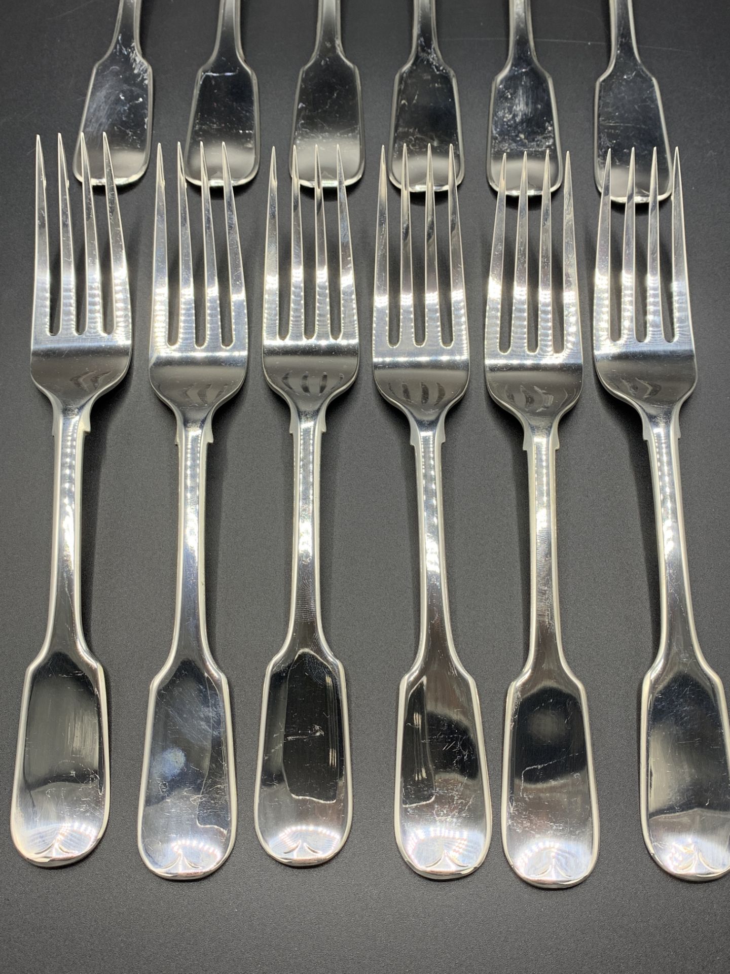 Twelve Victorian silver fiddle pattern forks, London 1845 by Samuel Hayne and Dudley Cater - Bild 2 aus 4