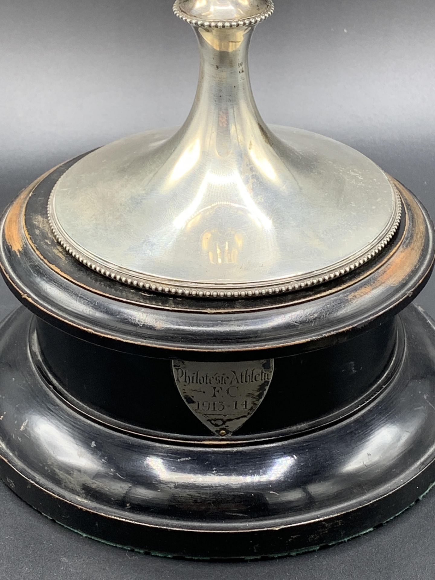 Silver goblet shaped trophy, Sheffield 1910 by Walker & Hall, with black wood stand - Bild 3 aus 5