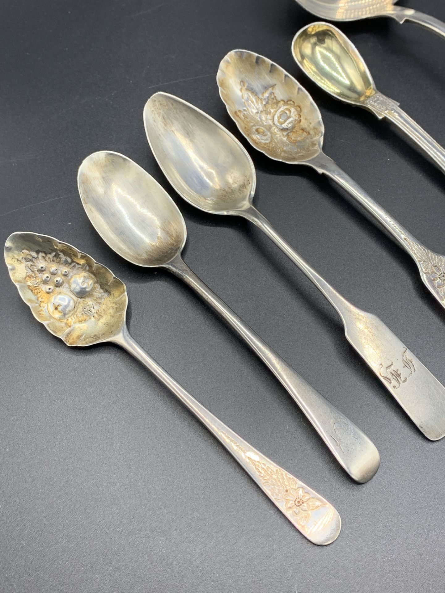 A collection of Victorian and earlier silver cutlery - Bild 2 aus 4