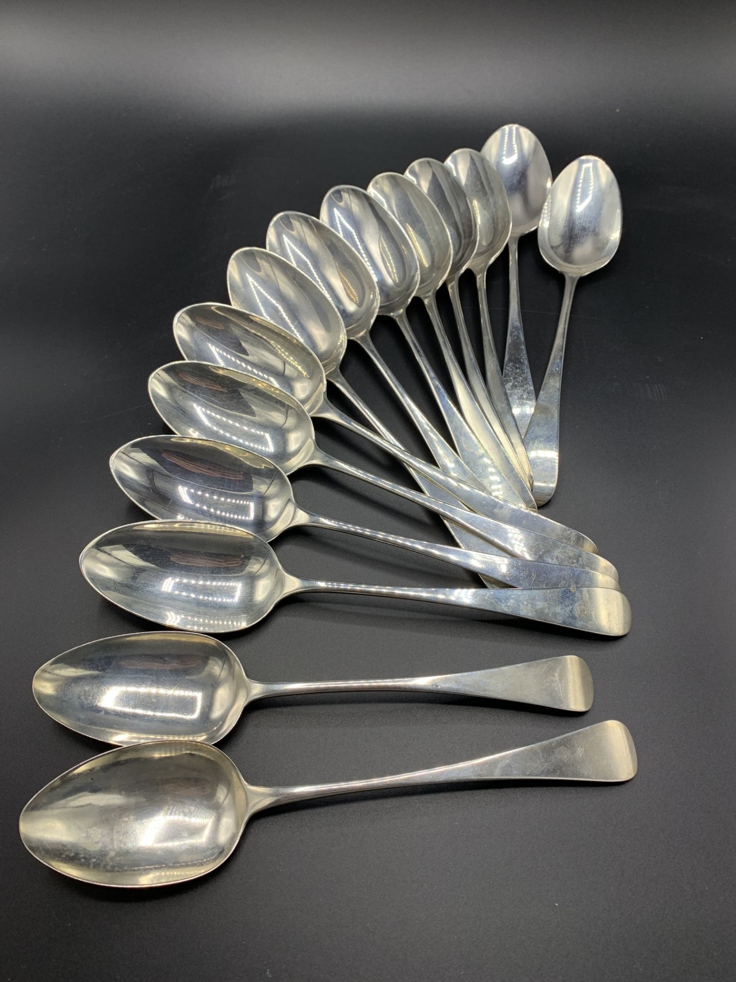 Twelve William IV silver table spoons, London 1830, together with two Georgian tablespoons - Bild 5 aus 8
