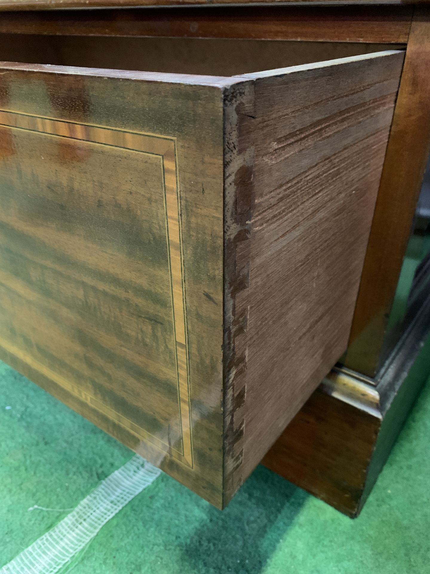 Edwardian banded inlaid mahogany double wardrobe - Bild 5 aus 9