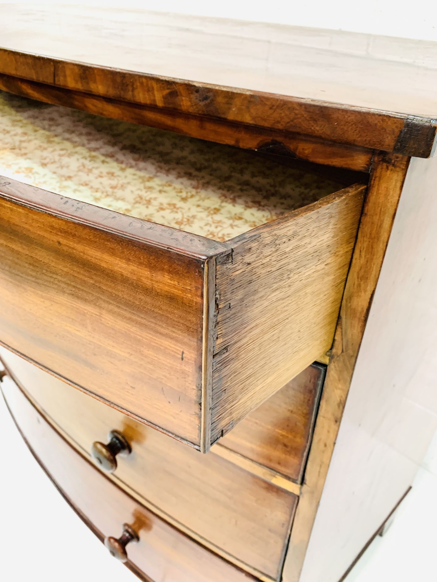 19th century bow fronted chest of drawers - Bild 4 aus 7