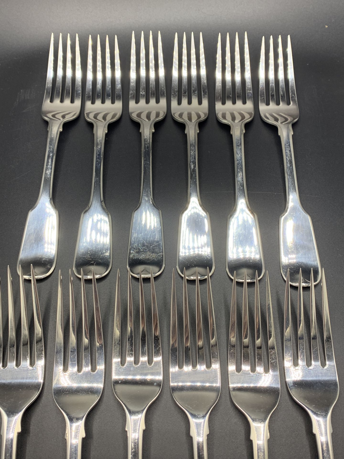 Twelve Victorian silver fiddle pattern forks, London 1845 by Samuel Hayne and Dudley Cater - Bild 3 aus 4