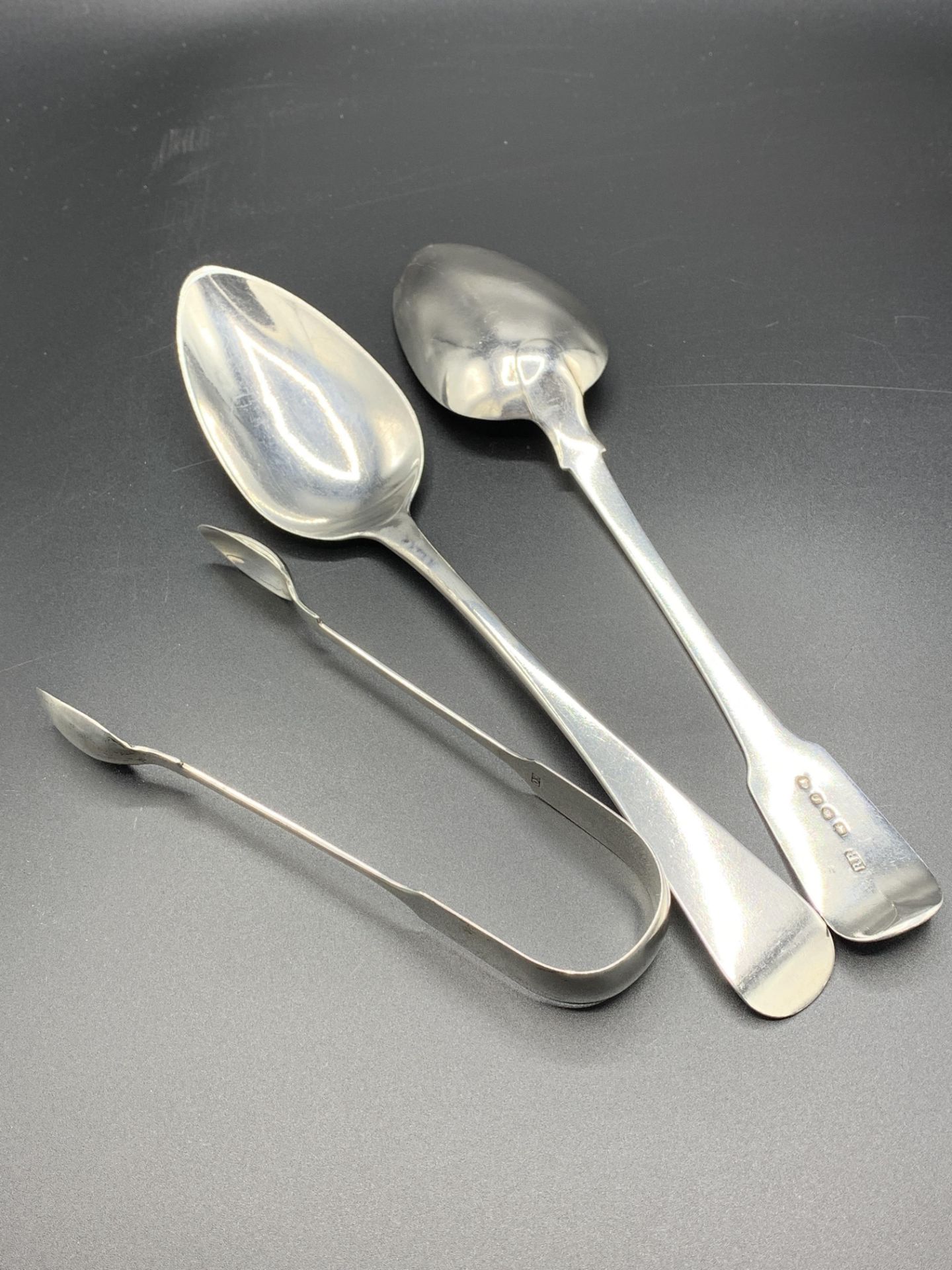 Two Georgian silver table spoons and a pair of silver sugar tongs - Bild 2 aus 3