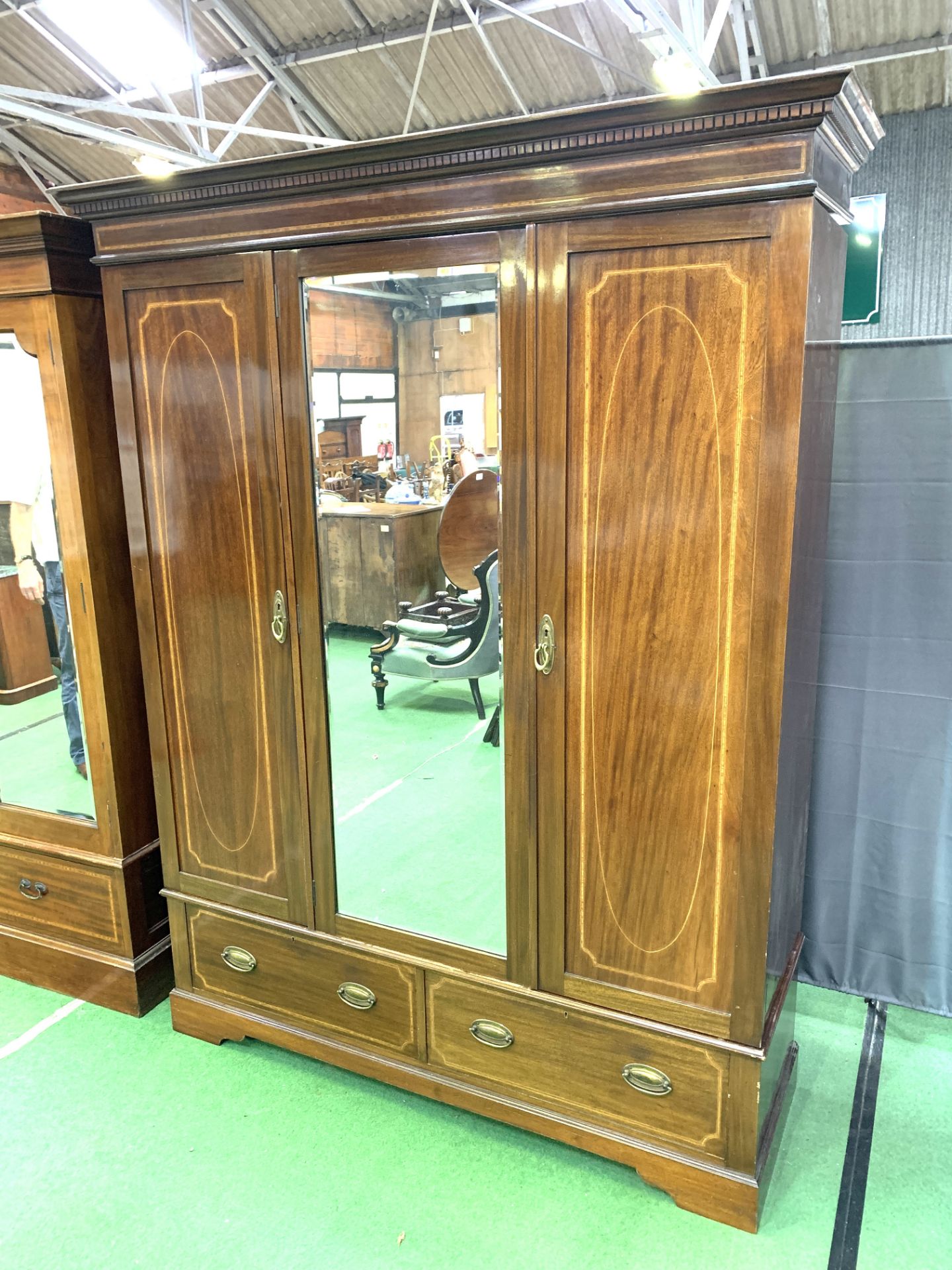 Edwardian banded inlaid mahogany triple wardrobe - Bild 2 aus 4