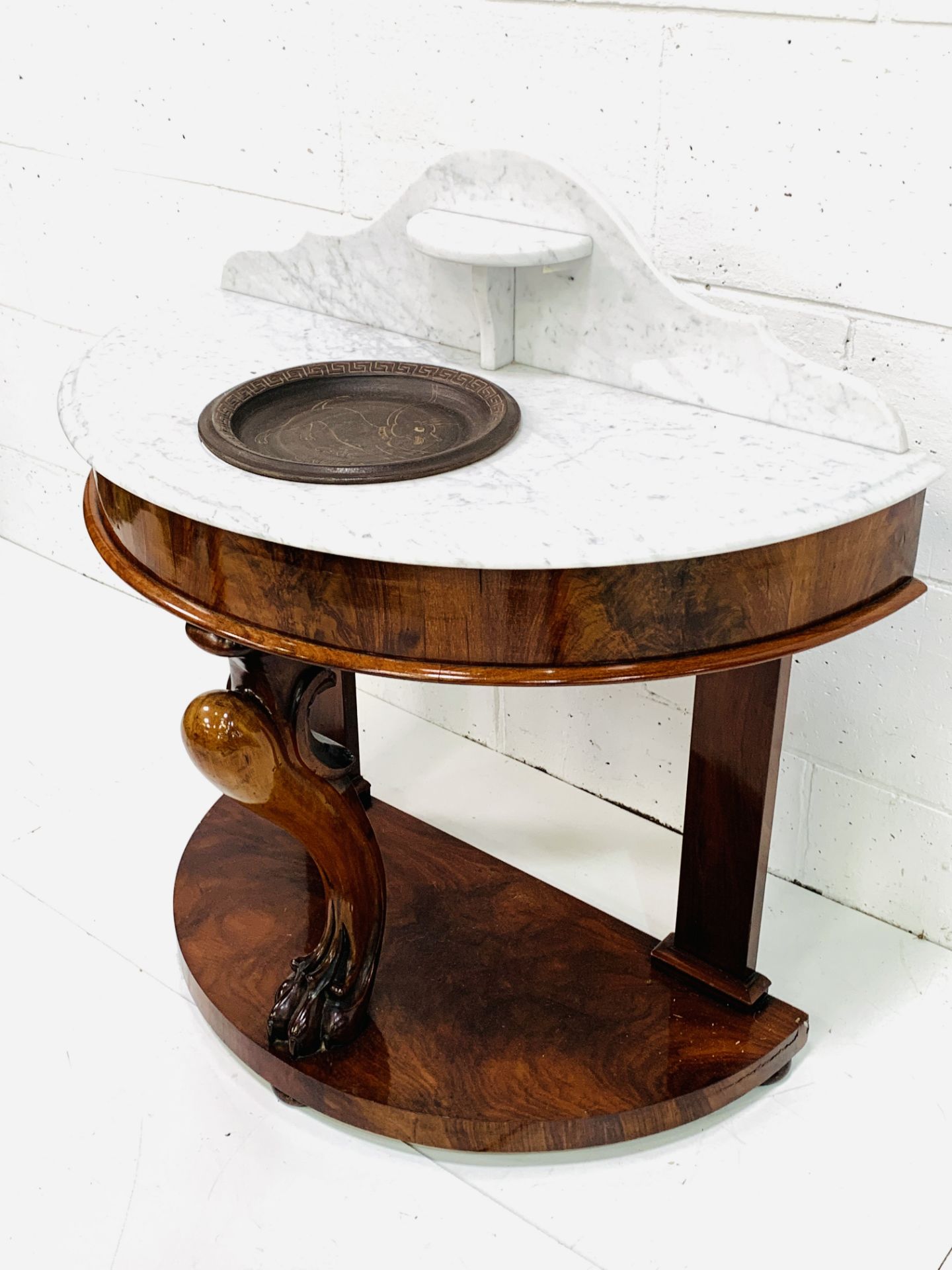 White marble and mahogany demi-lune wash stand - Bild 2 aus 5