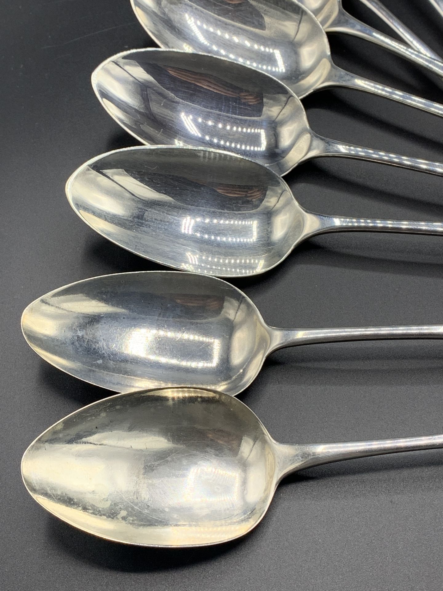 Twelve William IV silver table spoons, London 1830, together with two Georgian tablespoons - Bild 7 aus 8