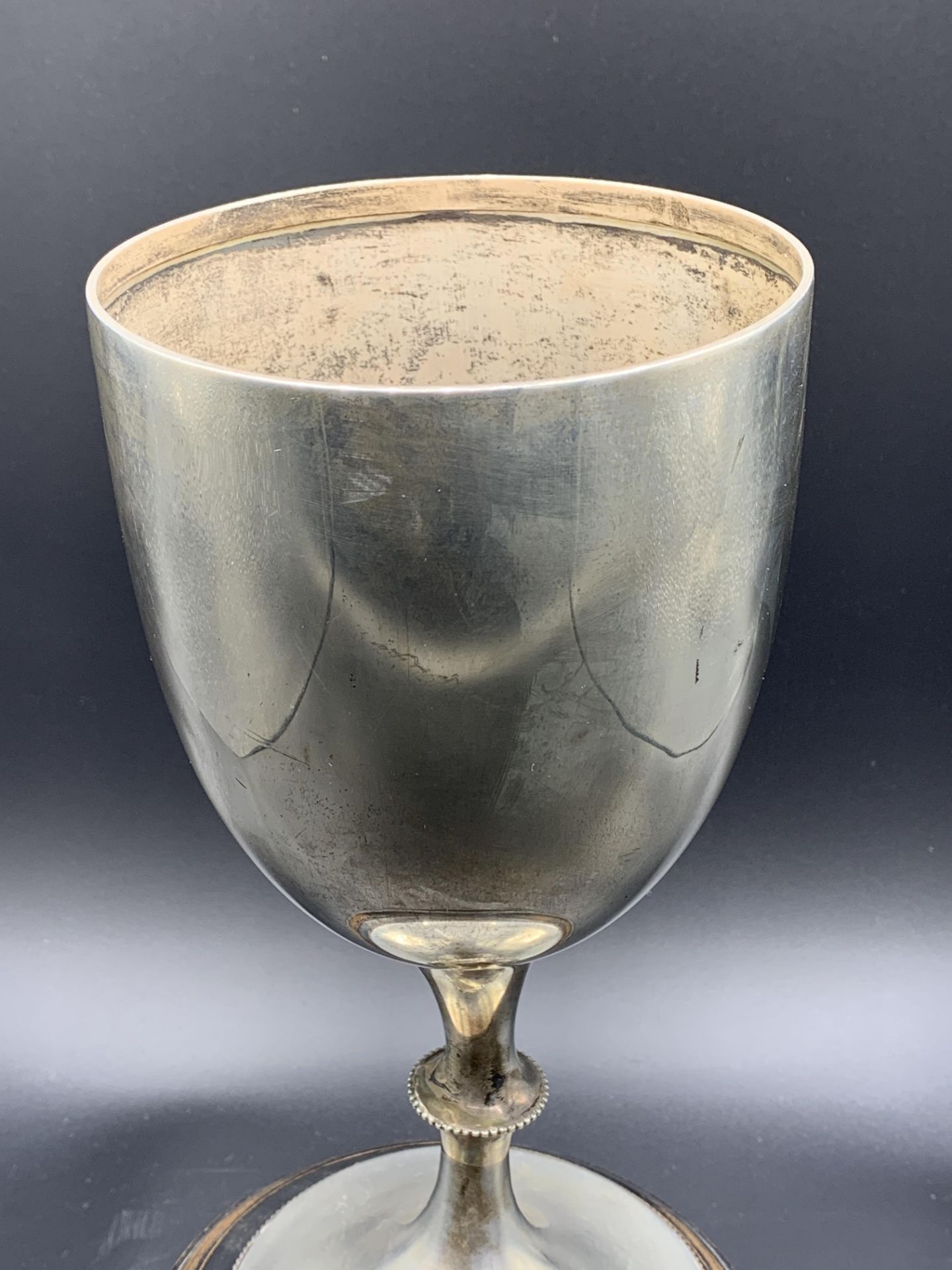 Silver goblet shaped trophy, Sheffield 1910 by Walker & Hall, with black wood stand - Bild 4 aus 5