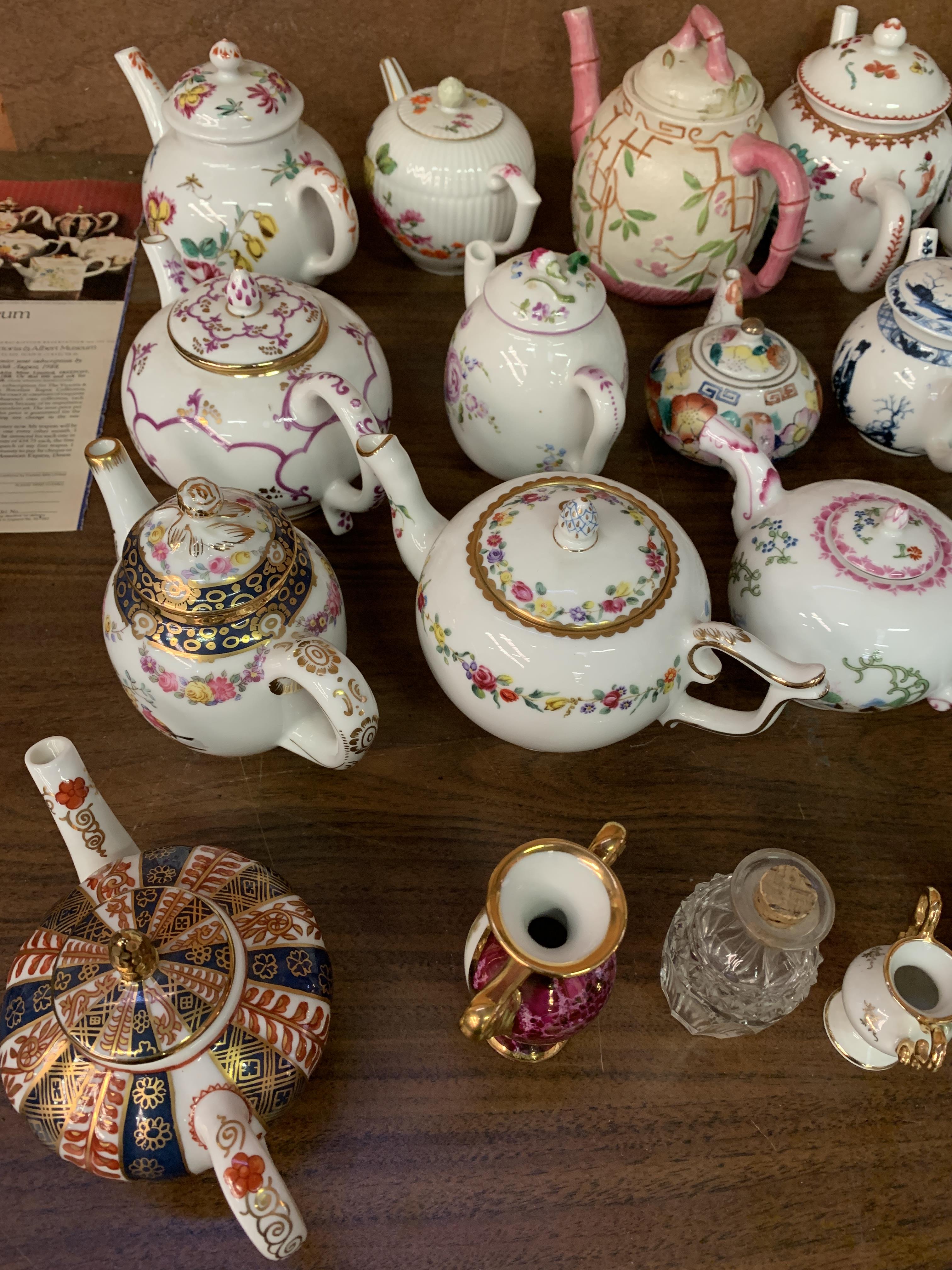 Victoria and Albert Museum porcelain teapot collection by Franklin Mint - Image 8 of 9