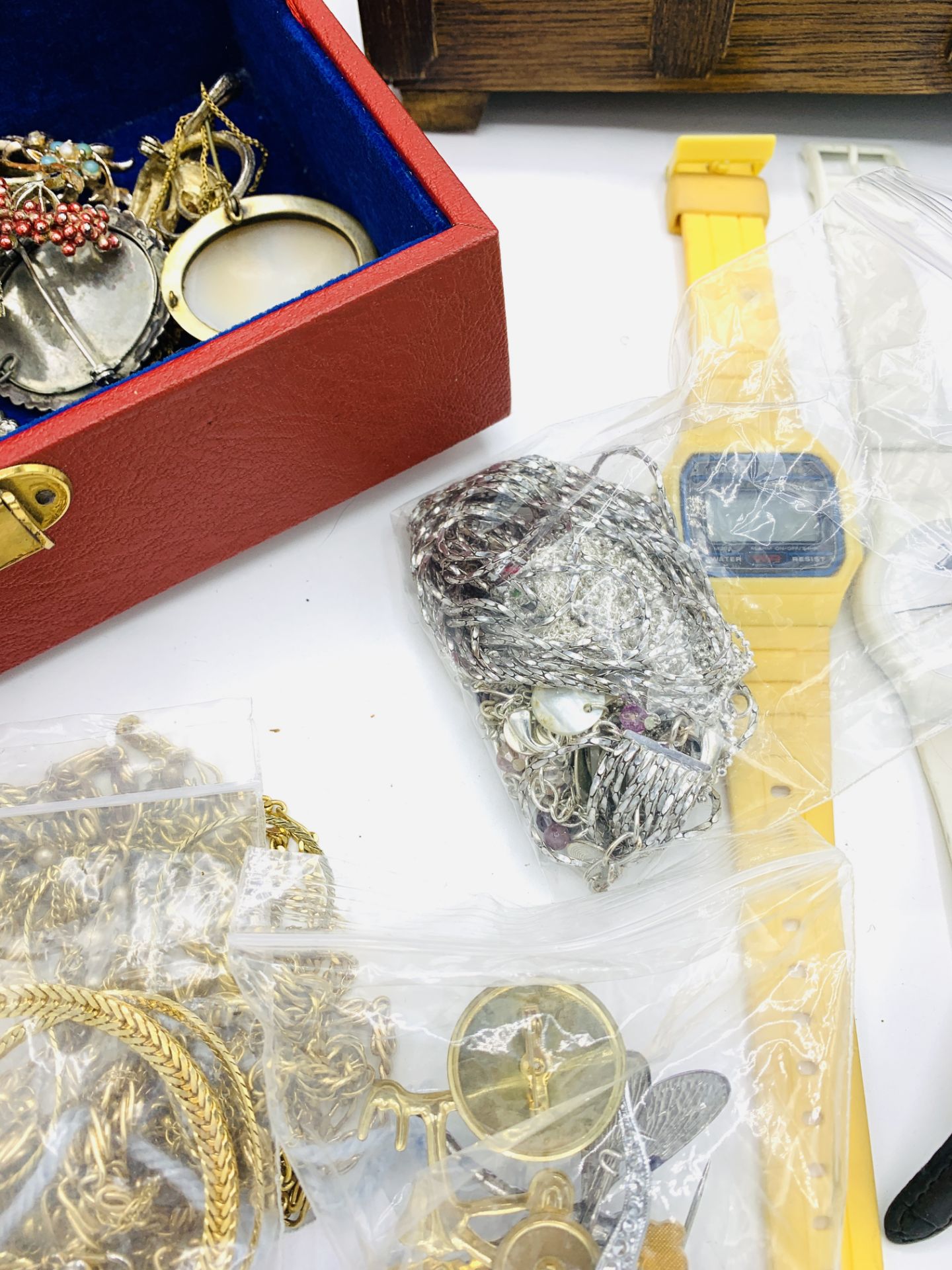 A quantity of costume jewellery - Image 7 of 7