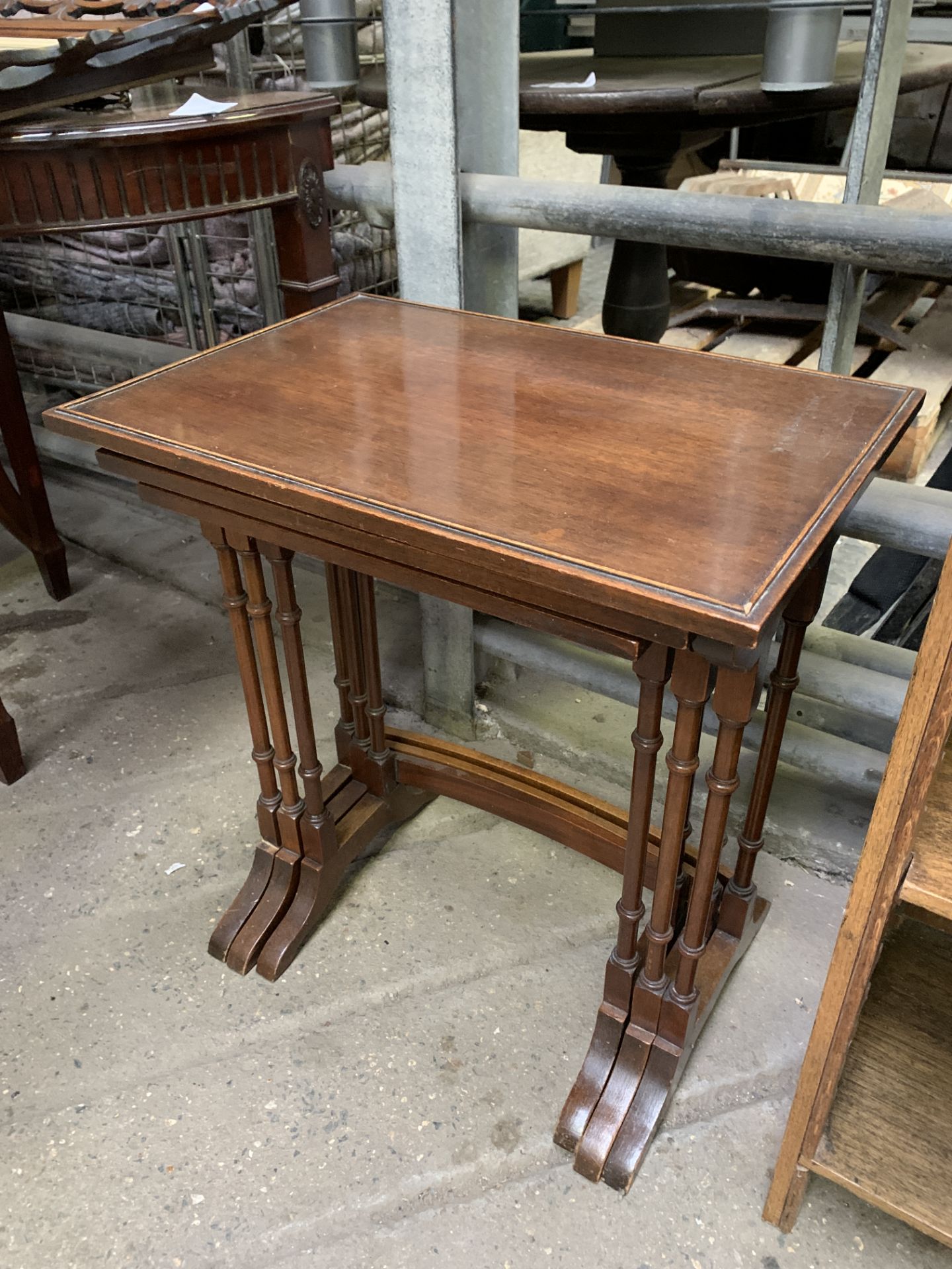 Nest of three mahogany tables - Bild 4 aus 4