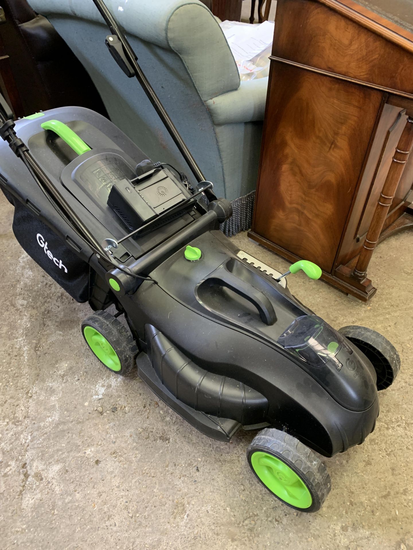 Gtech CLM021 43cm Cordless Rotary Lawnmower - 48V - Image 2 of 4