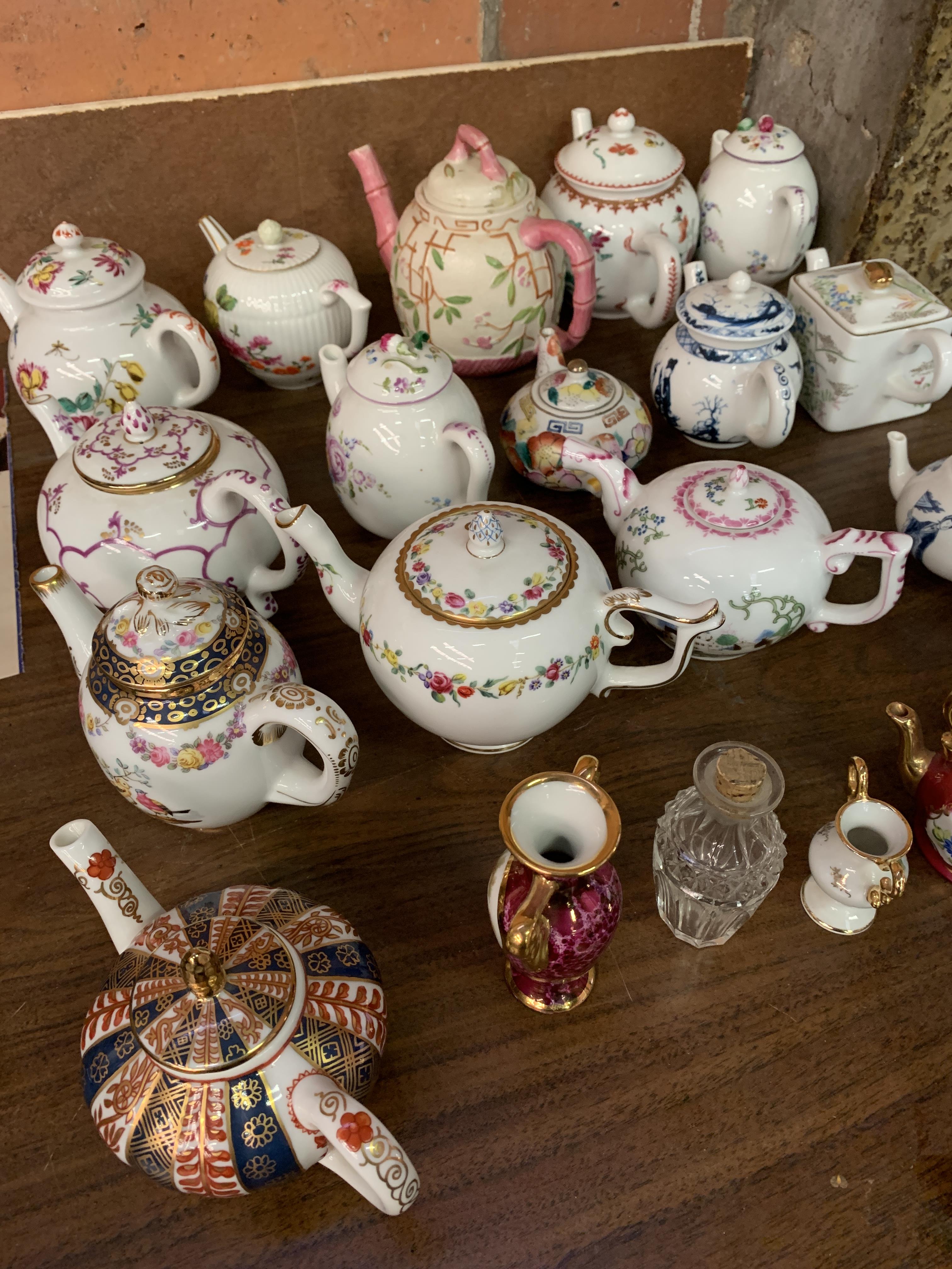 Victoria and Albert Museum porcelain teapot collection by Franklin Mint - Image 9 of 9