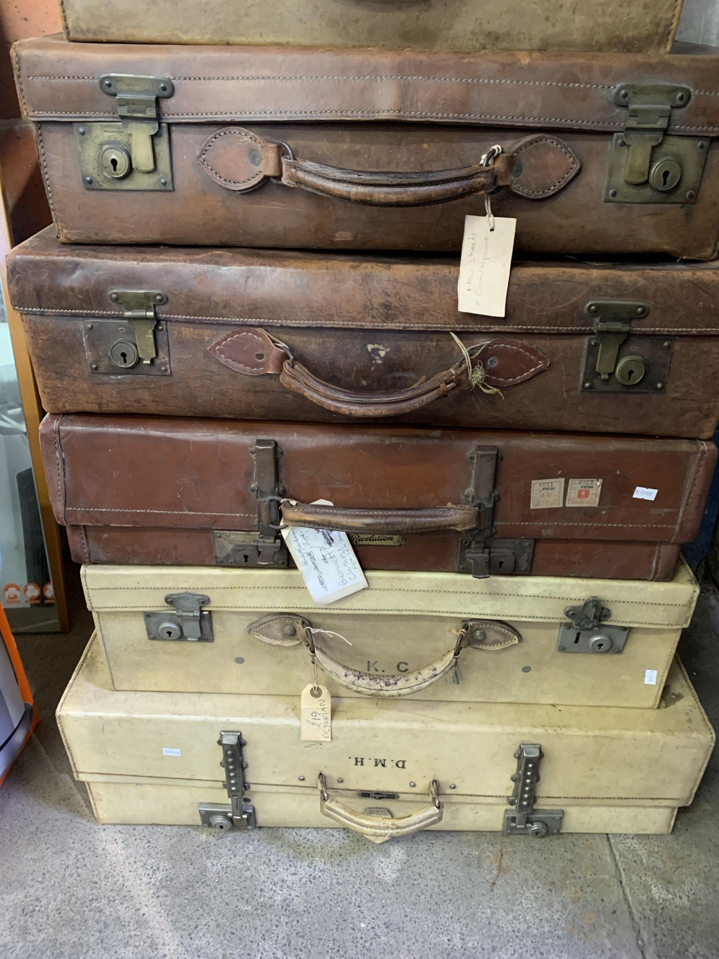 Two velum suitcases and four leather suitcases - Image 4 of 4