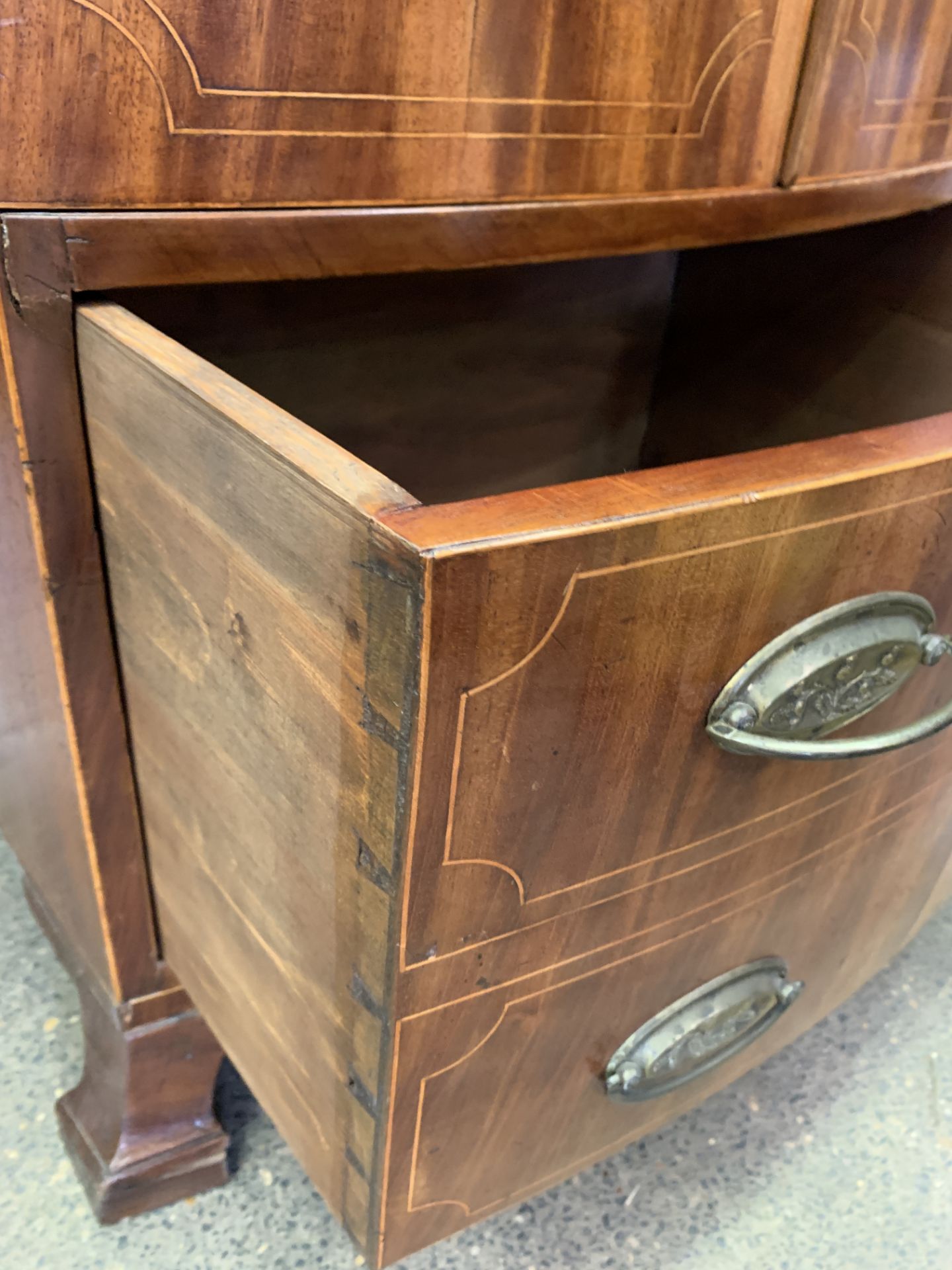 Georgian style mahogany bow fronted low drinks cabinet - Image 4 of 6