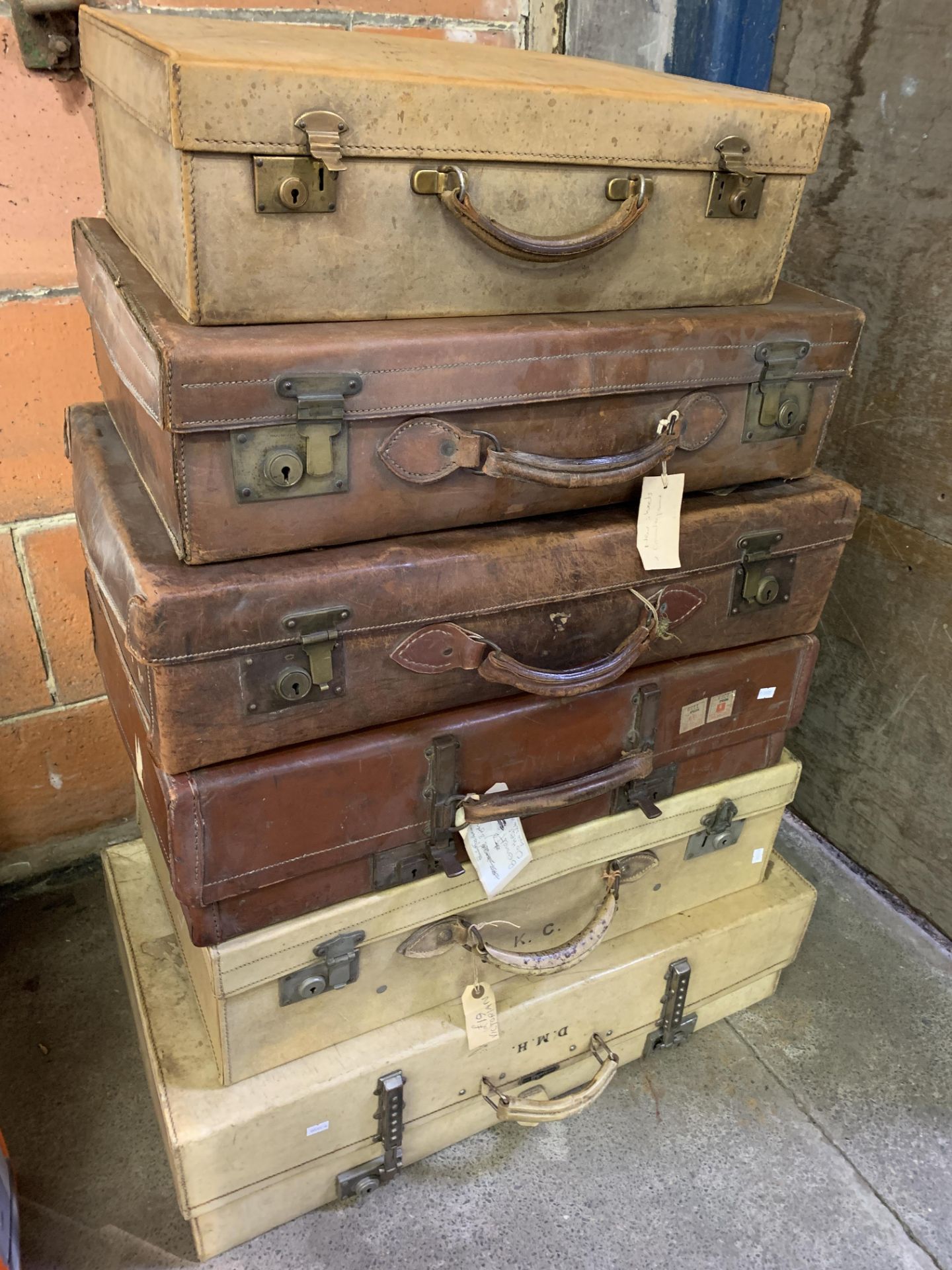 Two velum suitcases and four leather suitcases - Image 2 of 4