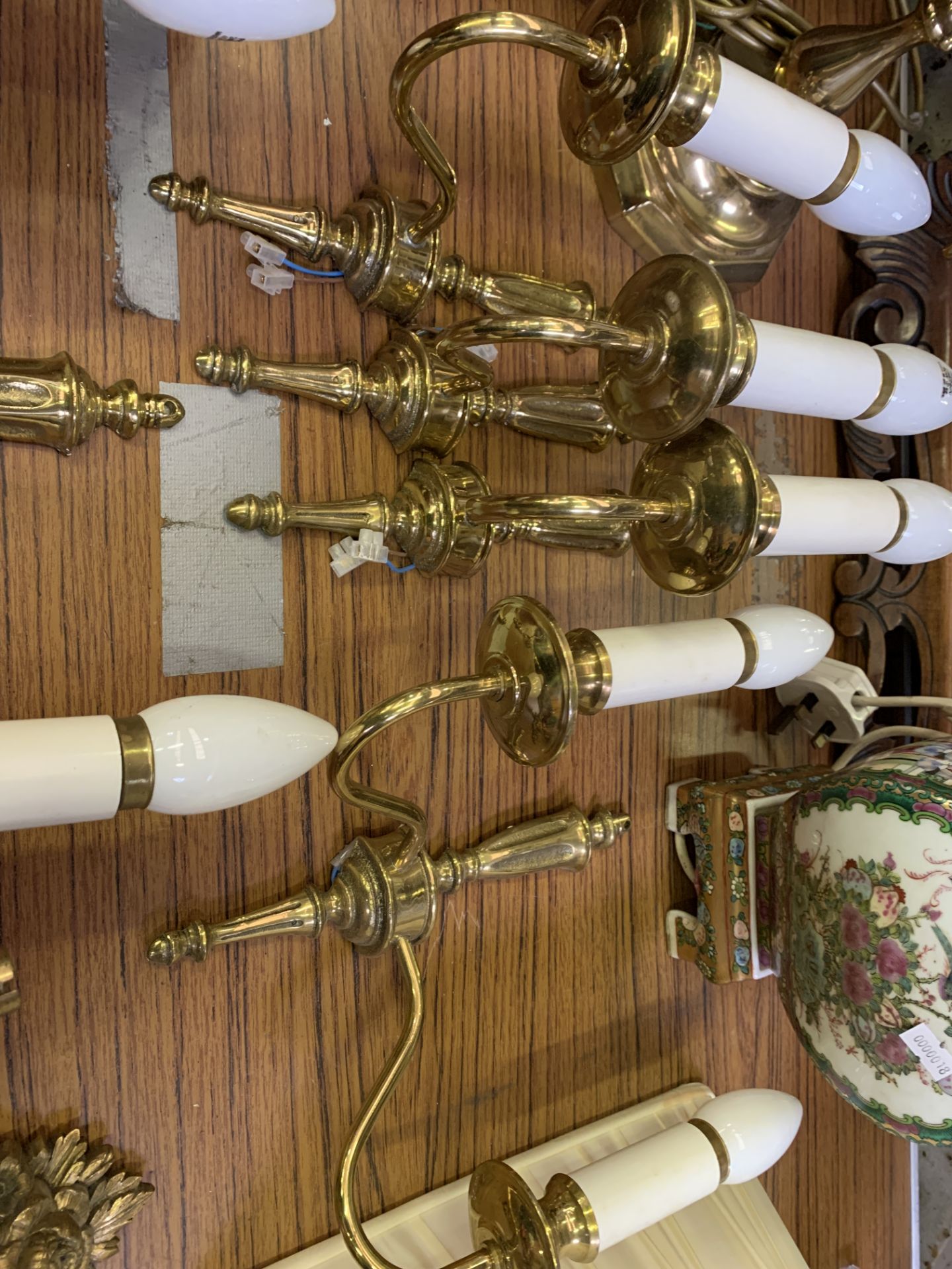 Various brass wall lights - Image 3 of 4