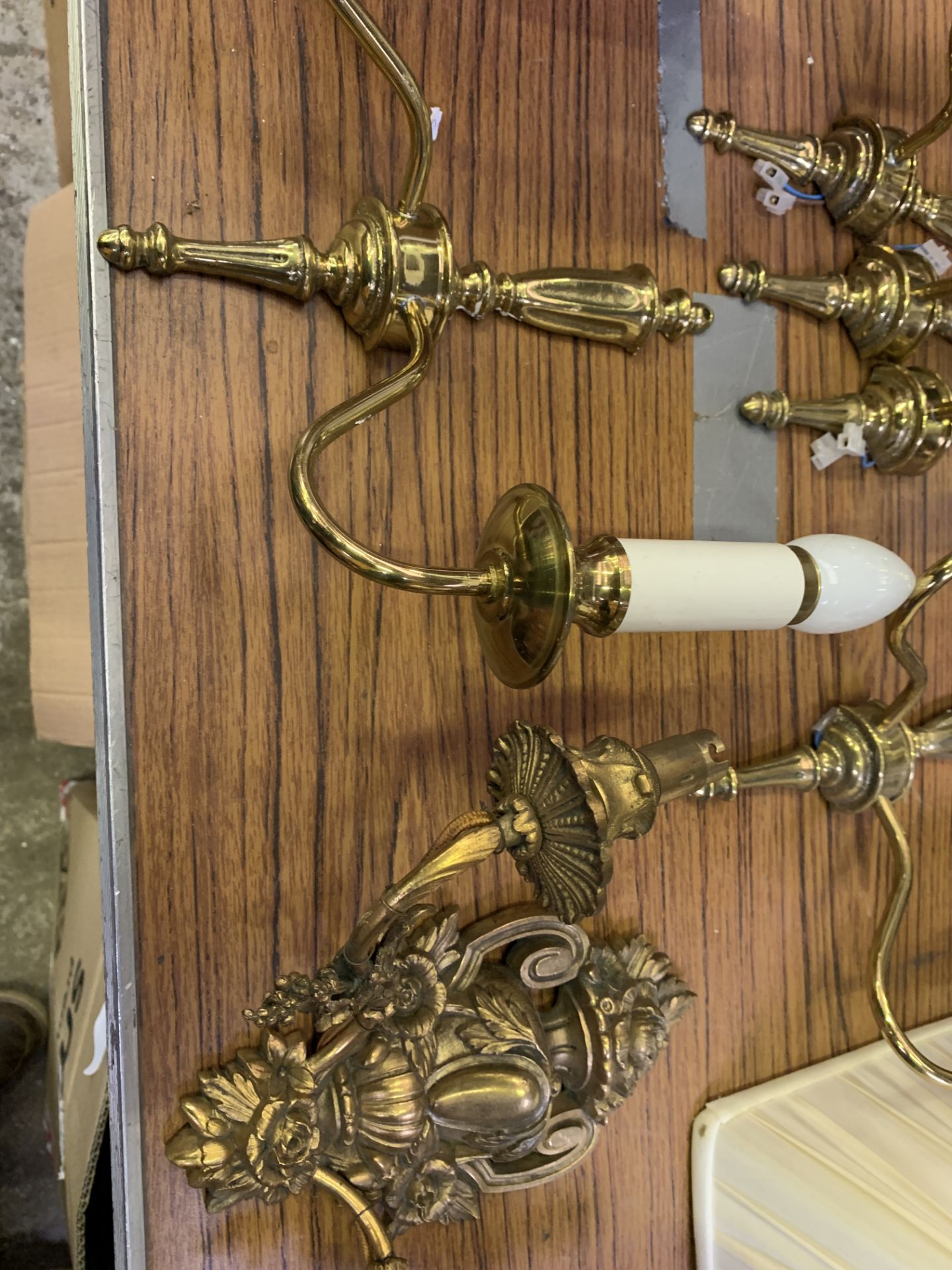 Various brass wall lights - Image 4 of 4