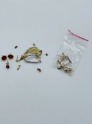 A quantity of 9ct gold items