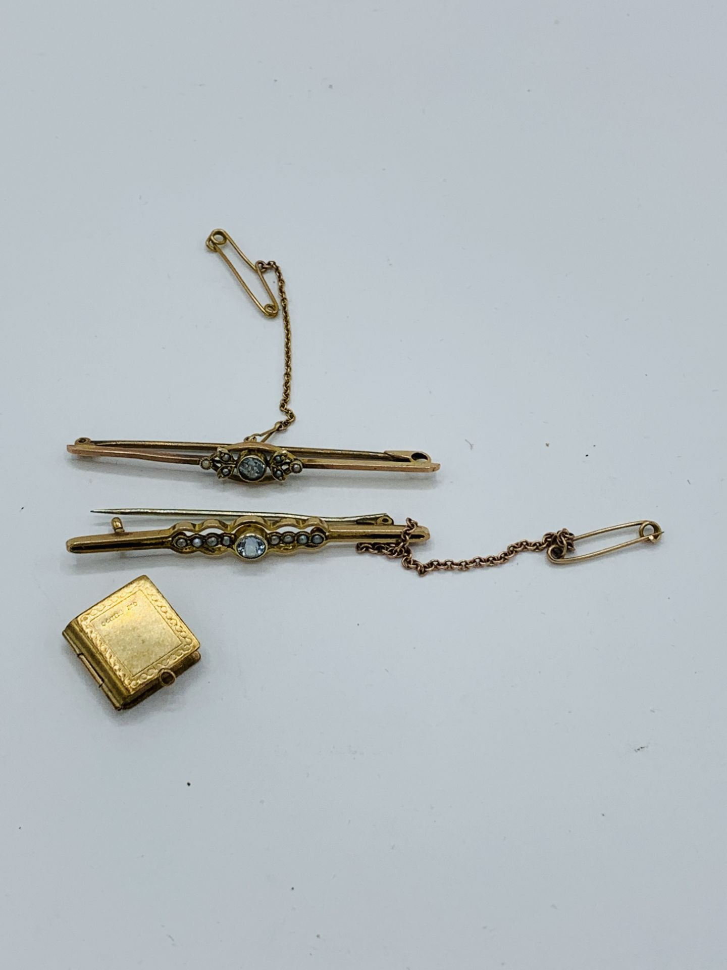 9ct gold charm and two 9ct gold bar brooches - Image 2 of 3