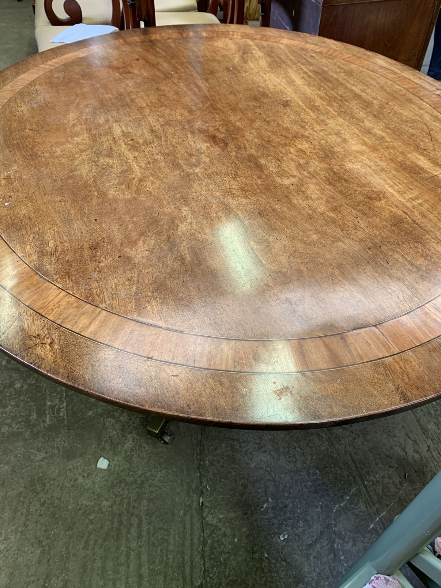 Inlaid mahogany oval tilt top dining table - Image 4 of 6