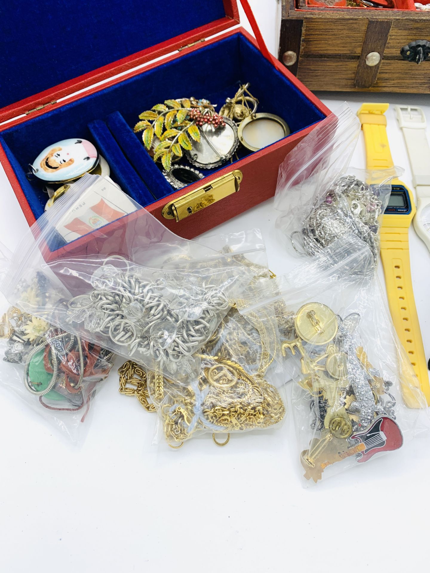 A quantity of costume jewellery - Image 5 of 7