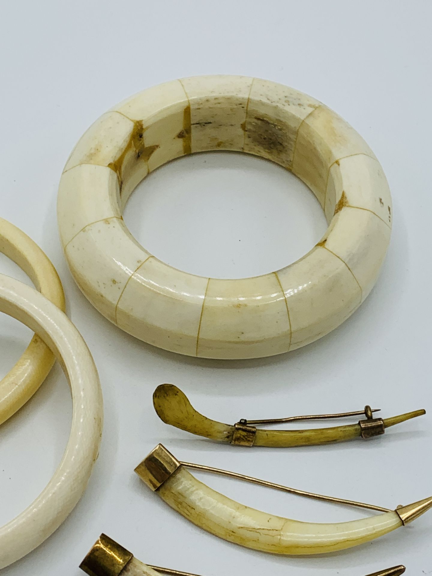 Three bone bangles and 3 yellow metal mounted animals' teeth brooches - Image 4 of 5