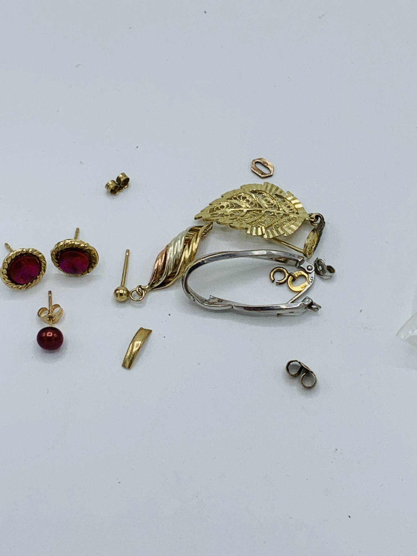 A quantity of 9ct gold items - Image 2 of 4