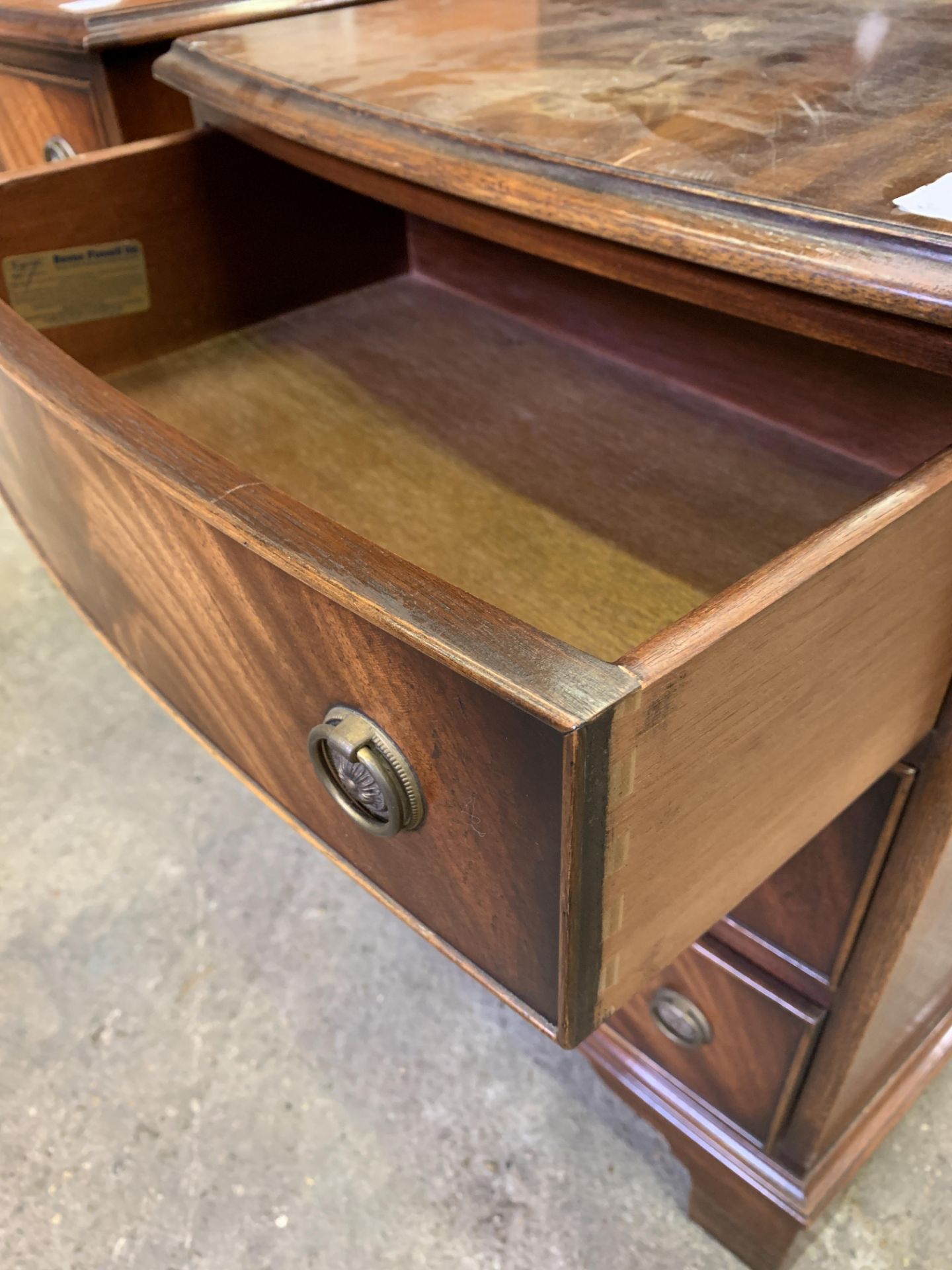 Pair of mahogany Georgian style bedside chests - Bild 4 aus 4