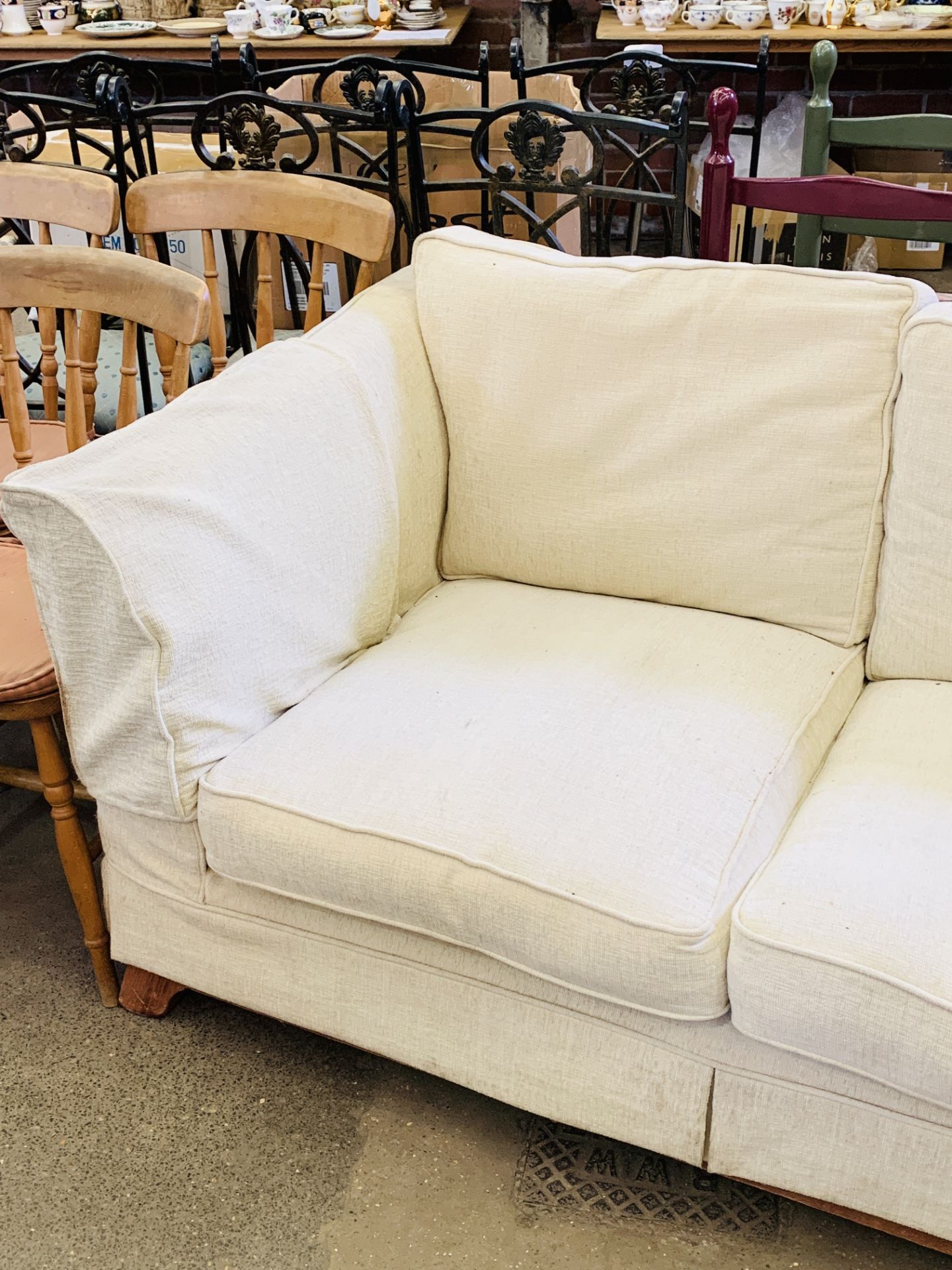 Cream upholstered two seat sofa - Bild 3 aus 4