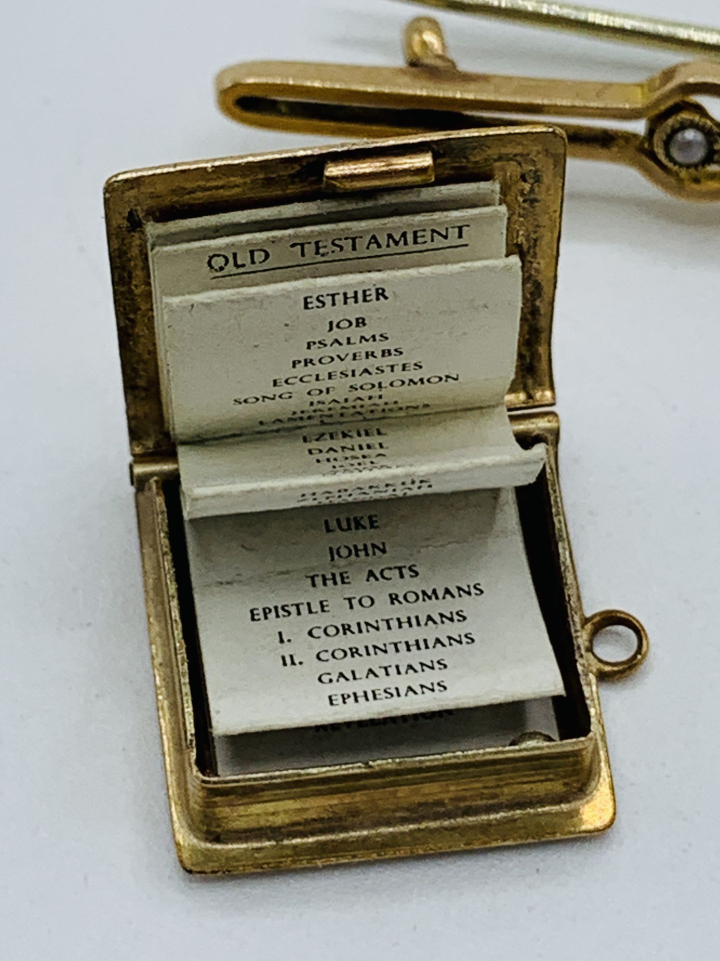 9ct gold charm and two 9ct gold bar brooches - Image 3 of 3