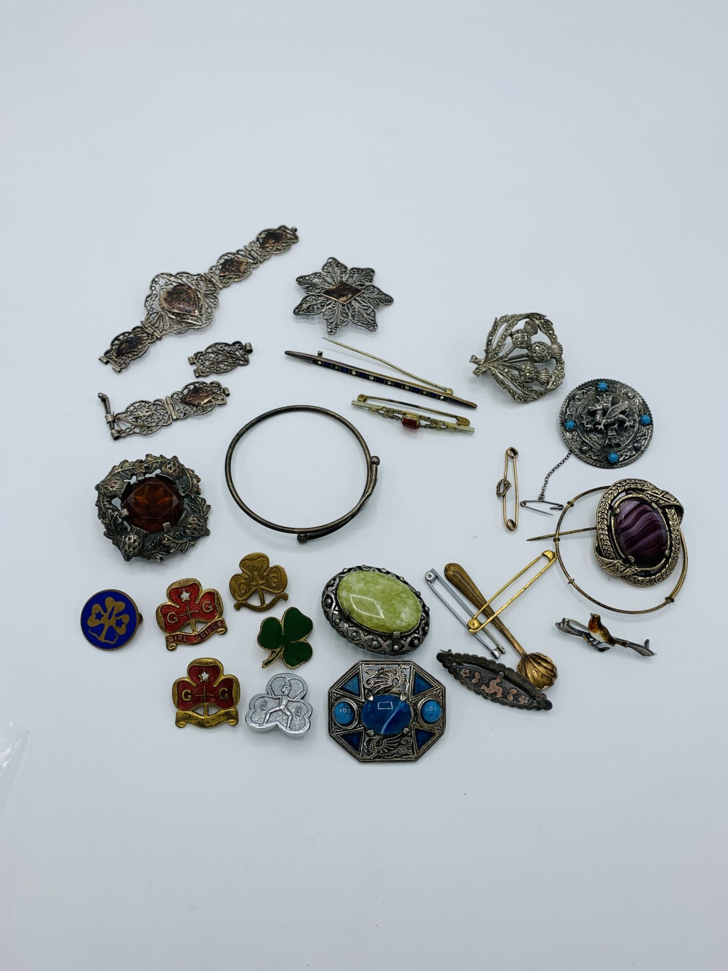 A quantity of jewellery