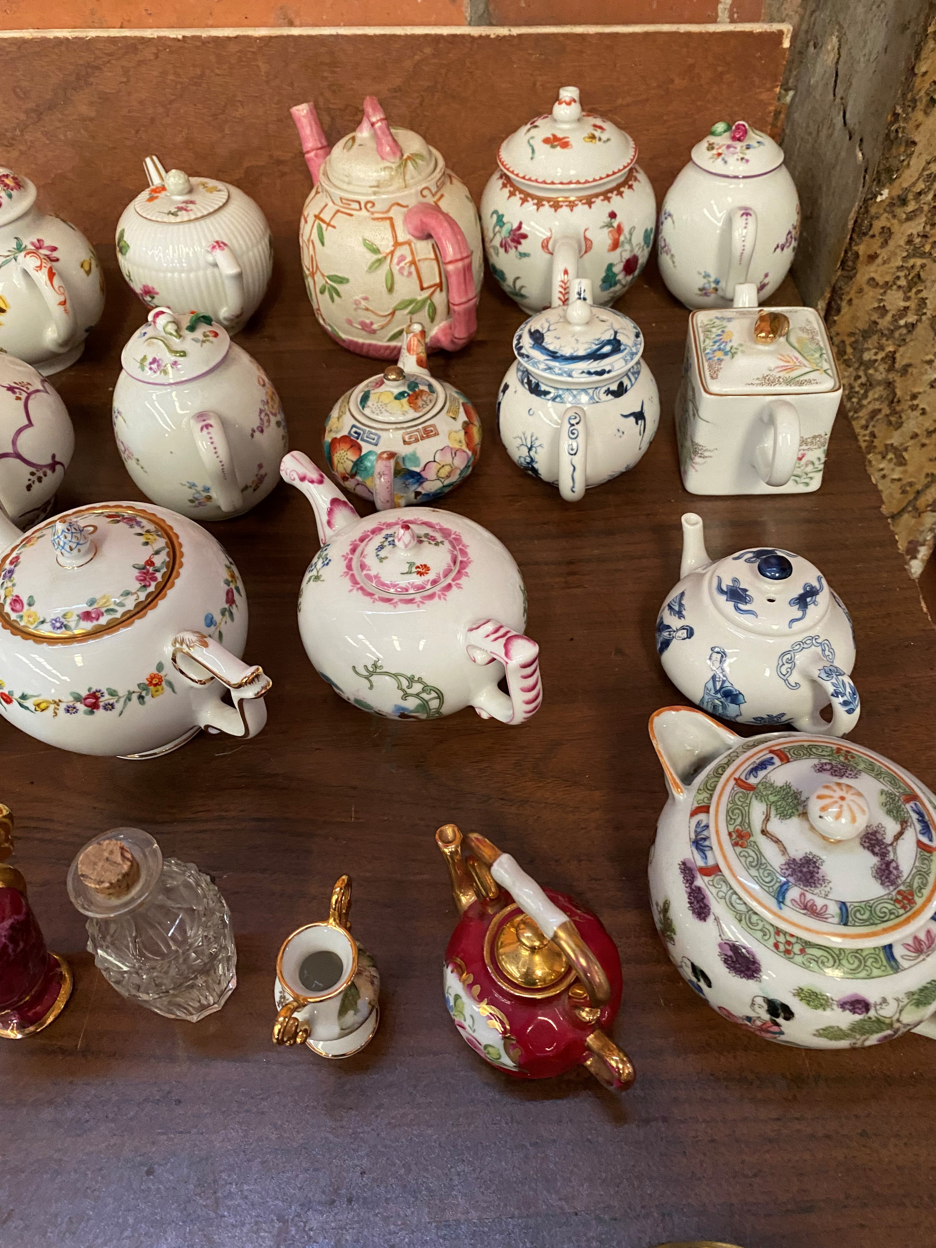 Victoria and Albert Museum porcelain teapot collection by Franklin Mint