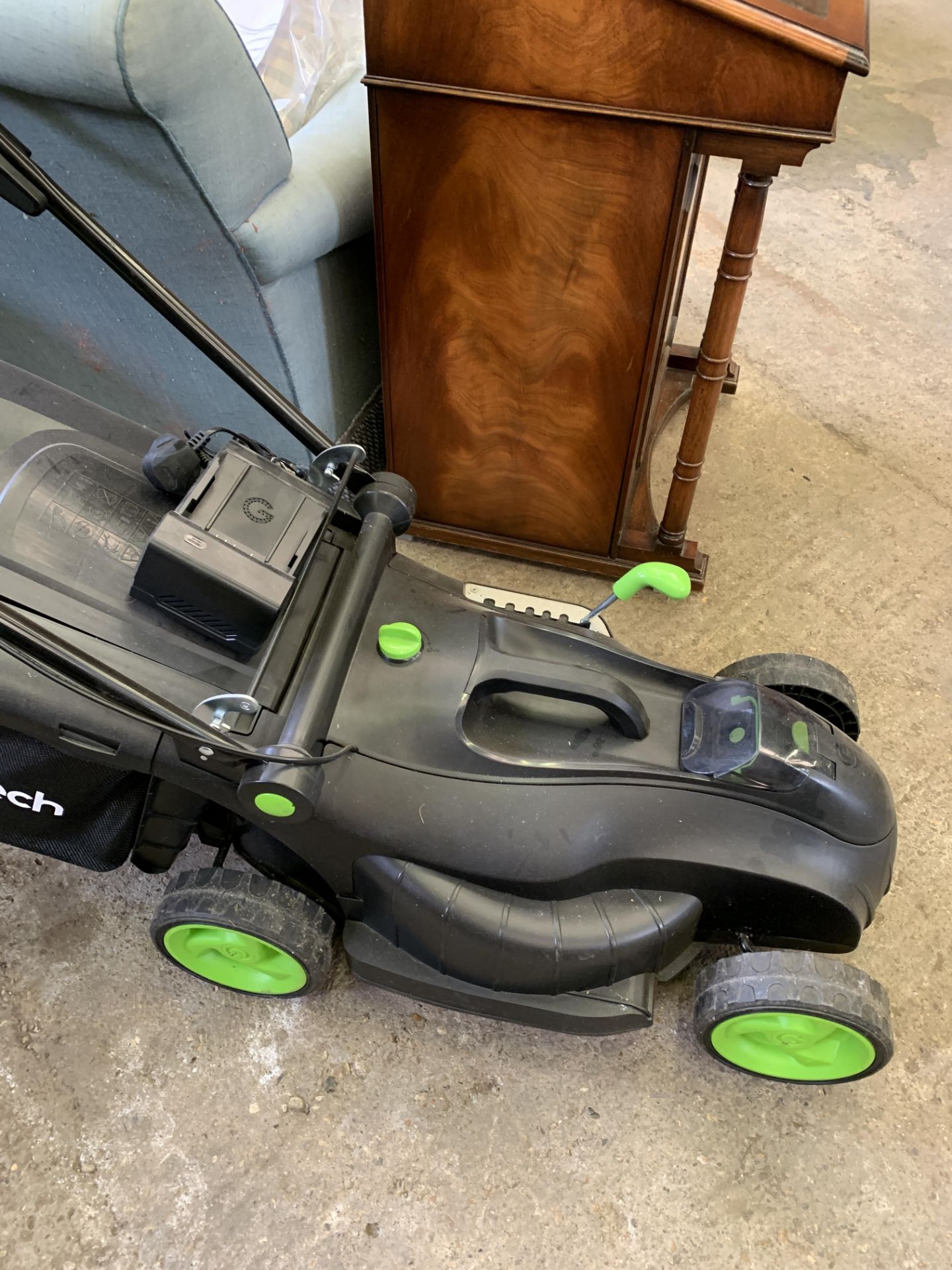 Gtech CLM021 43cm Cordless Rotary Lawnmower - 48V - Image 4 of 4