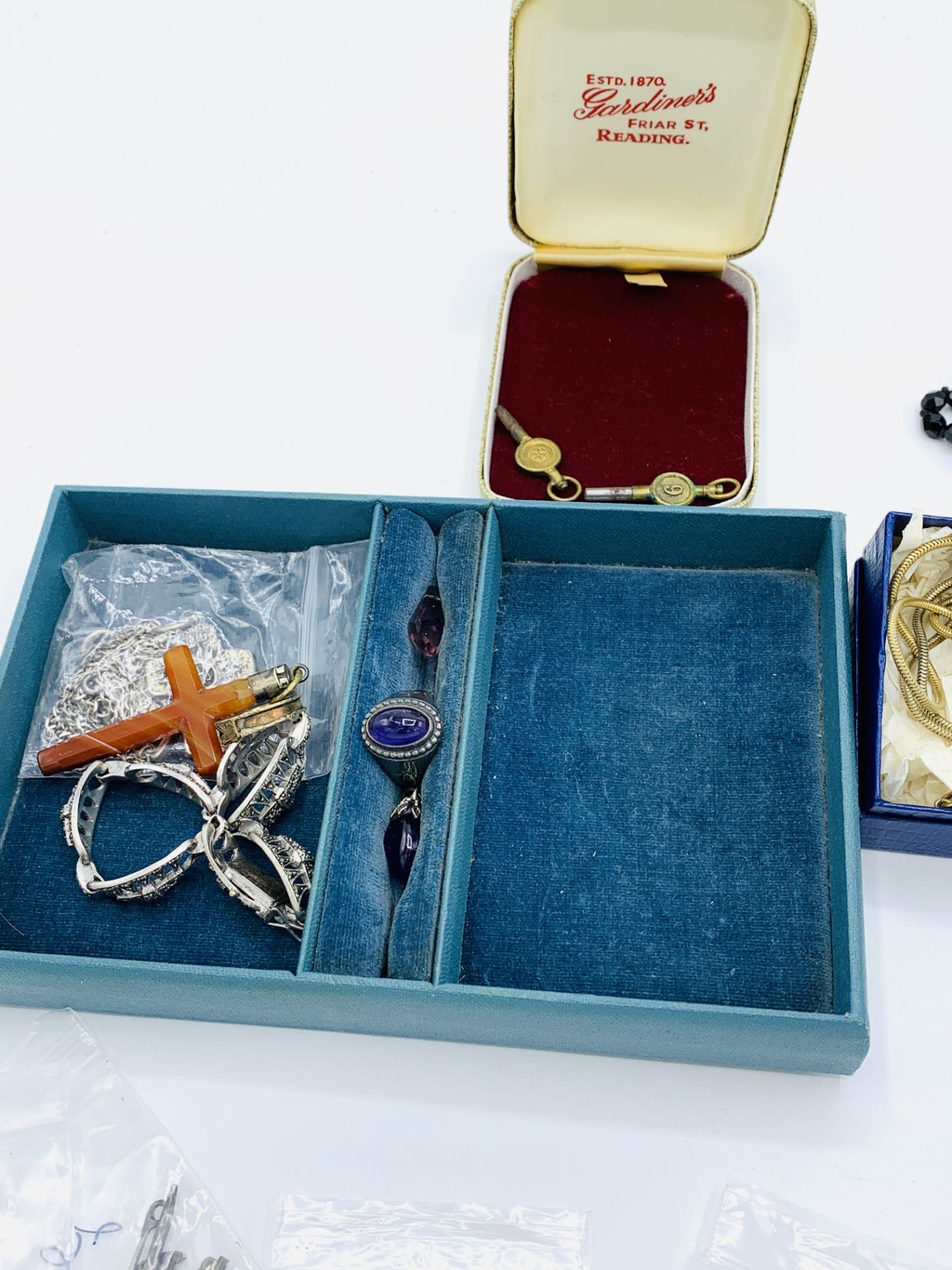 9ct gold cameos and brooches, and a quantity of costume jewellery - Image 7 of 7