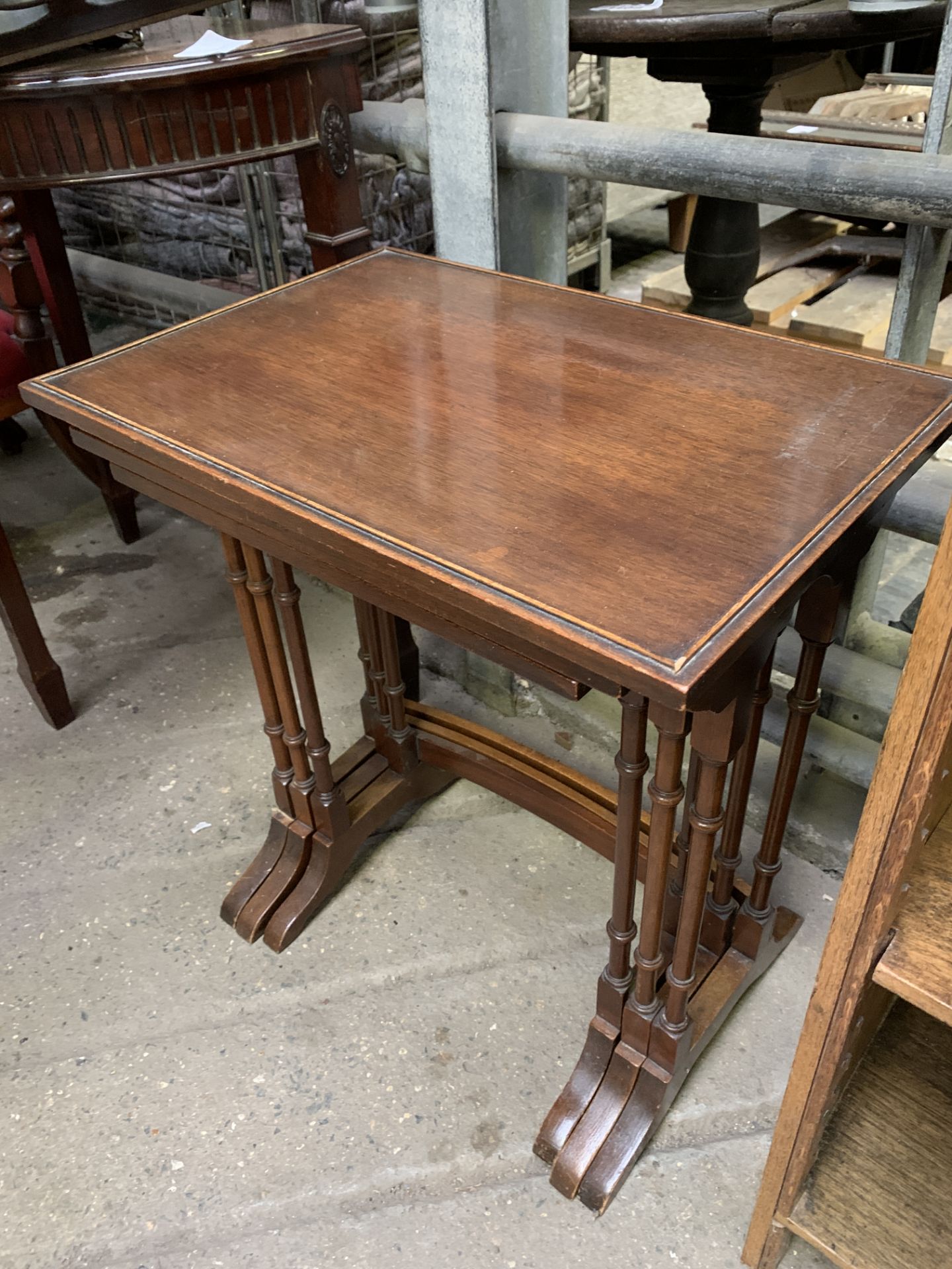 Nest of three mahogany tables - Bild 3 aus 4