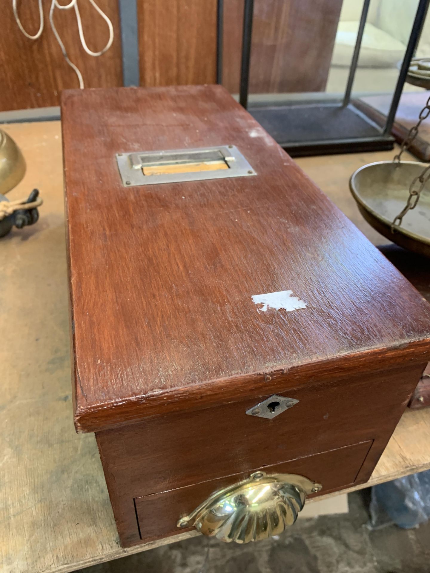 Mahogany cash till with pull out drawer and a brass and mahogany 3kg balance scales - Bild 3 aus 7