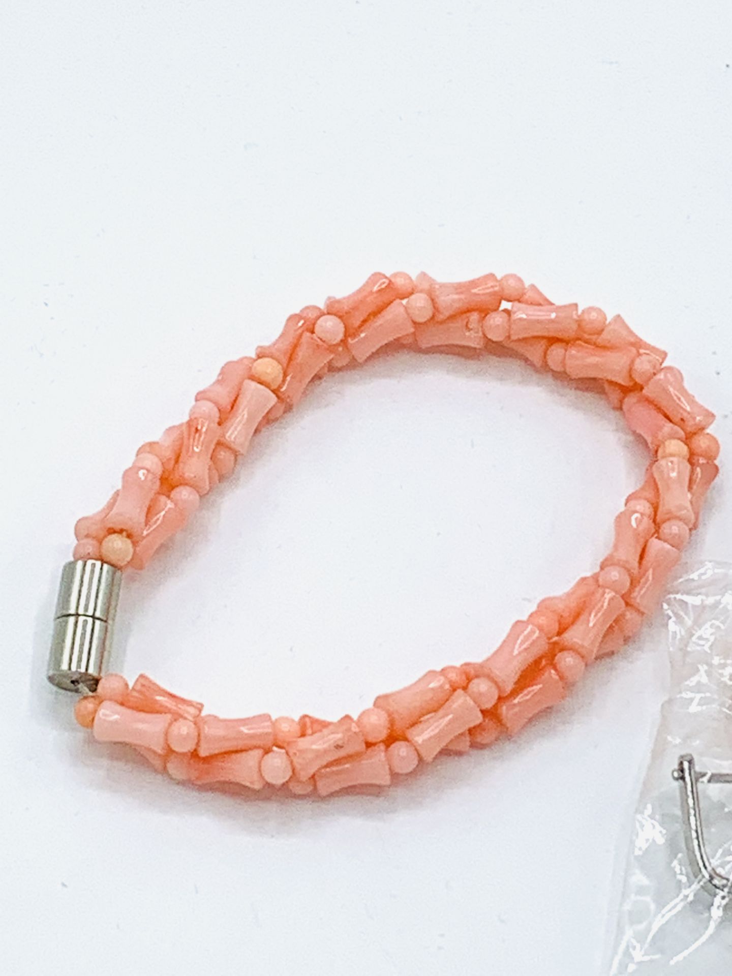 Coral twisted bracelet and a pair of coral and synthetic pearl drop earrings - Image 3 of 3