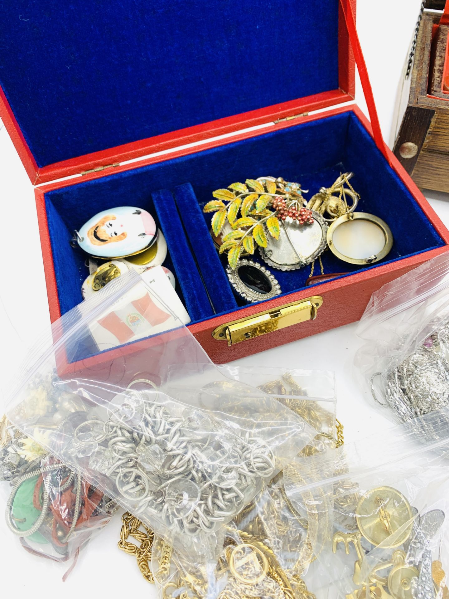 A quantity of costume jewellery - Image 3 of 7